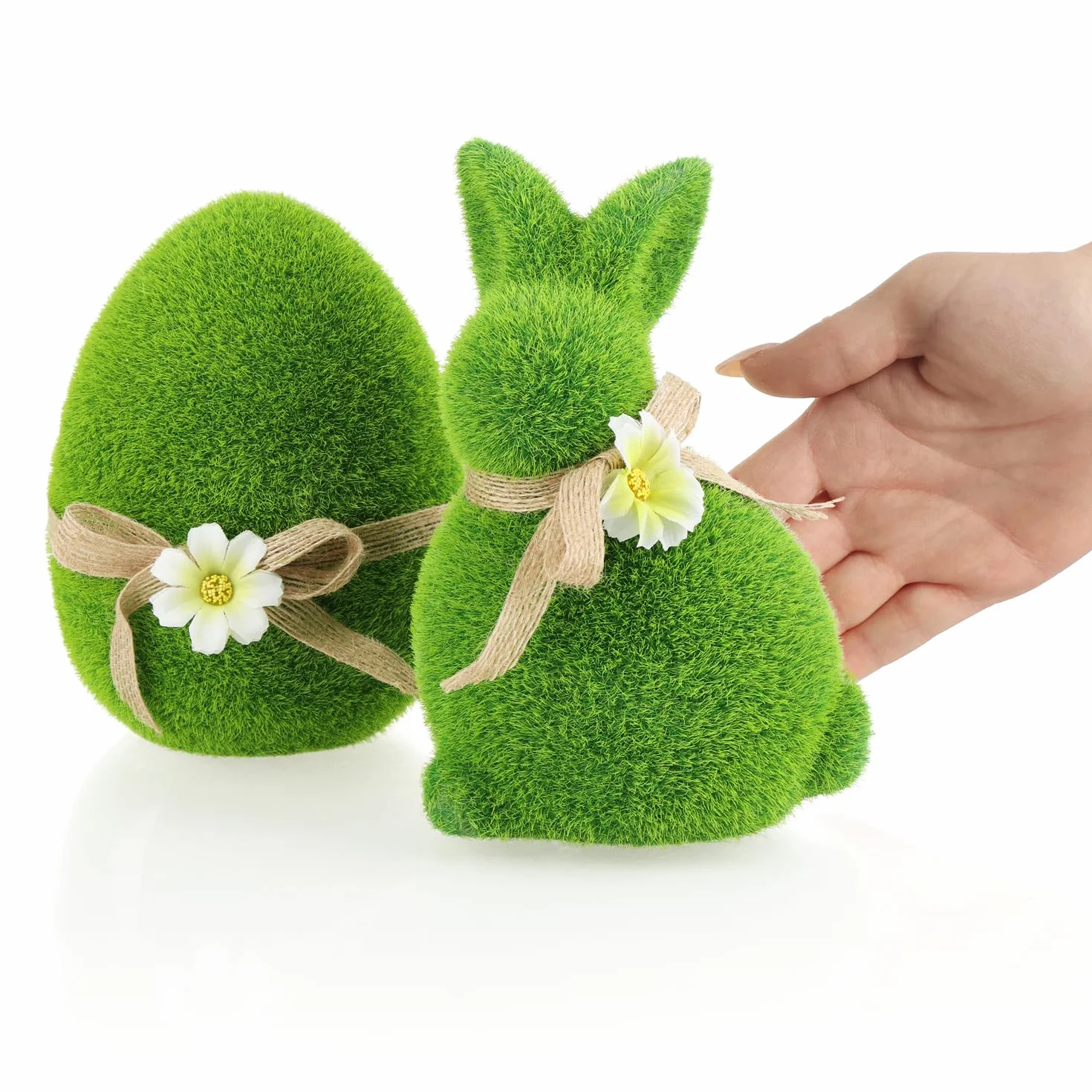 com-four® 2x figurki dekoracyjne zajac i jajko z kokarda i kwiatami, zielone ozdoby ceramiczne z sztuczna trawa na wiosne i Wielkanoc (2x Królik/Jajko 17/15cm)
