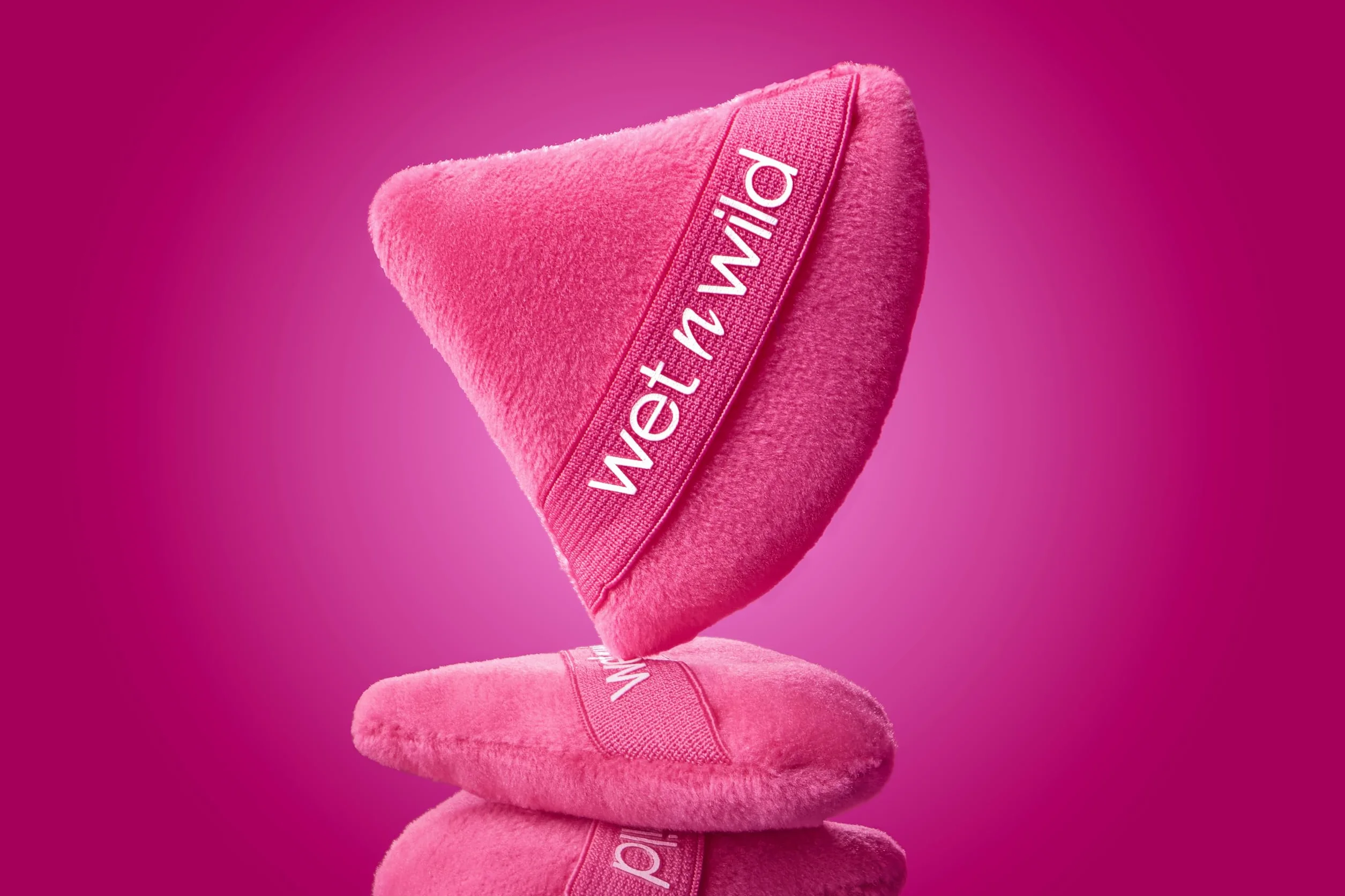 Wet n Wild Powder Puff, Gąbka do Pudru do Wielokrotnego Użytku, Zmywalny Pędzel do Makijażu do Rozcierania Pudrów Sypkich lub Prasowanych, Aksamitne Włókna, Trójkątny Kształt, Precyzyjna Aplikacja