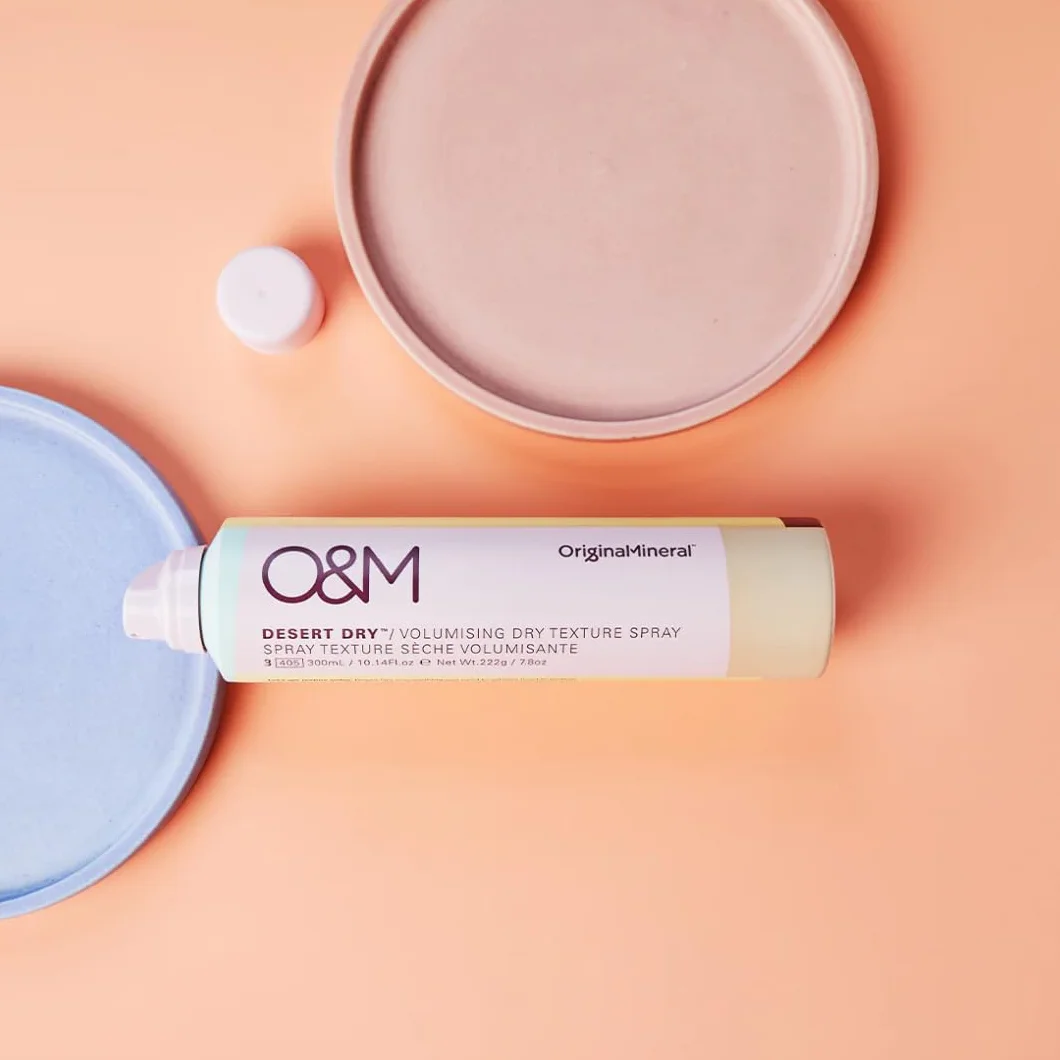 O&M Desert Dry Volumising Dry Texture Spray (300ml) - Zwiększanie objętości dla korzenia o elastycznej przyczepności - Spray teksturujący i pochłaniający olej - Bez siarczanów i silikonów - Certyfikat