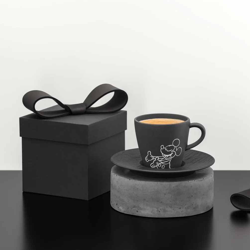 Villeroy & Boch Manufacture Rock – Mickey Mouse – spodek do filiżanki do kawy, czarny, można myć w zmywarce i używać w mikrofalówce, efekt łupku z kredowym wzorem Disney Myszki Miki