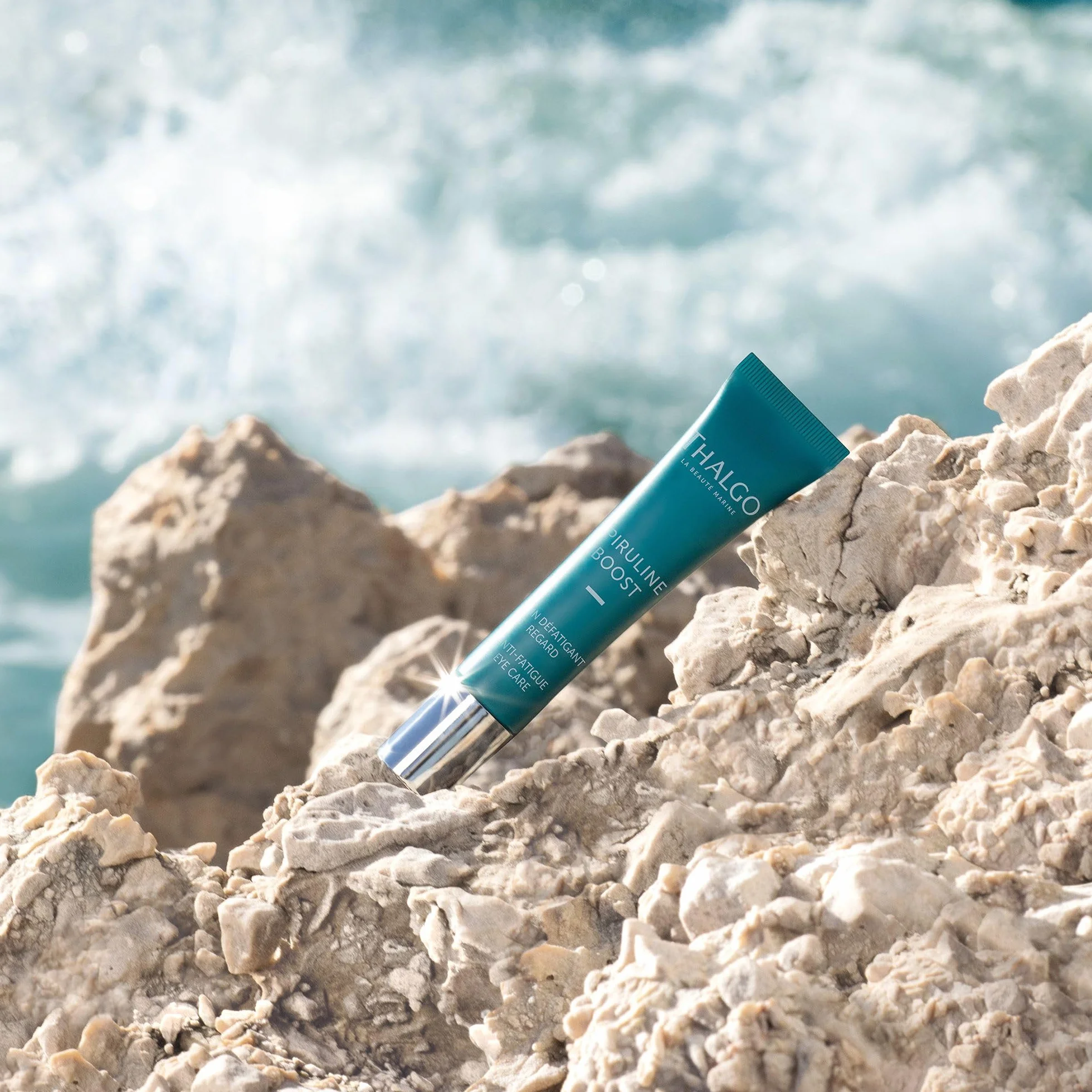 THALGO Spirulina Boost 2.0 witalizująca pielęgnacja oczu, 15 ml, ze zintegrowanymi kuleczkami chłodzącymi ze stali nierdzewnej