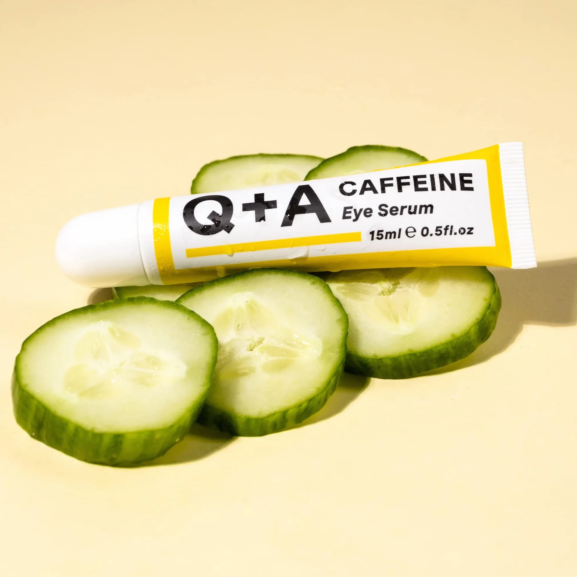 Q+A Serum Pod Oczy z Kofeiną. Serum pod oczy, które pobudza krążenie i redukuje opuchliznę pod oczami. 15ml/0.5fl.oz.
