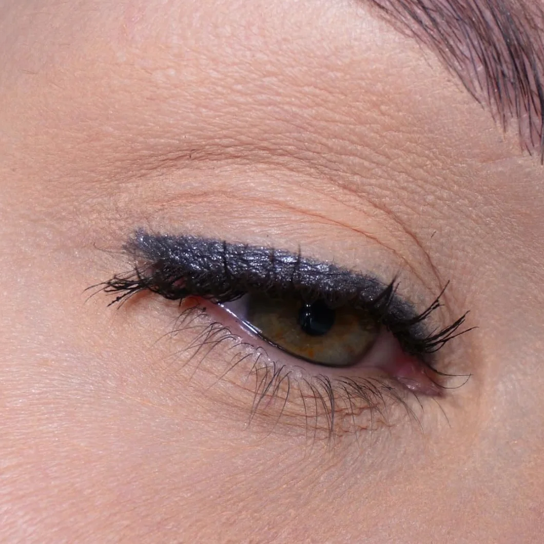 Sandstone Scandinavia hipoalergiczna wodoodporna kredka do oczu | Metaliczny eyeliner bez perfum | Wegańska i nietestowana na zwierzętach kredka do oczu (Grey Stone)