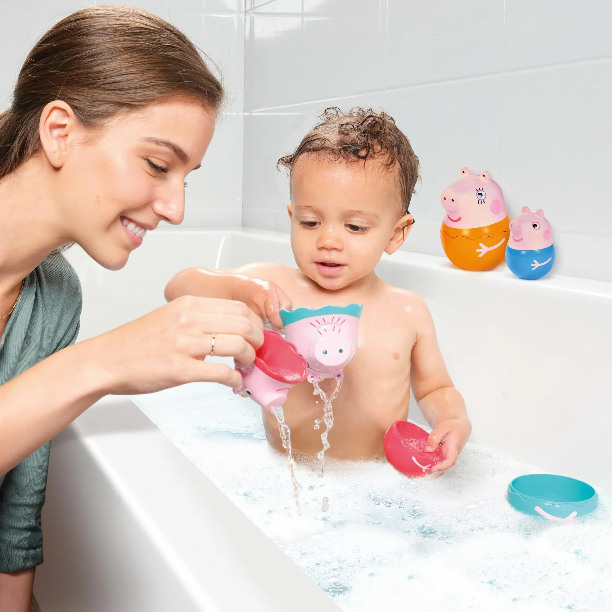TOMY Toomies E73526 Rodzina Peppa Gigoges - Zabawka do Kąpieli dla Niemowląt, Rosyjskie Lalki Świnka Peppa, Tata, Mama i George - 18 Miesięcy+, Zabawka Plażowa i Basenowa, Łatwa do Czyszczenia