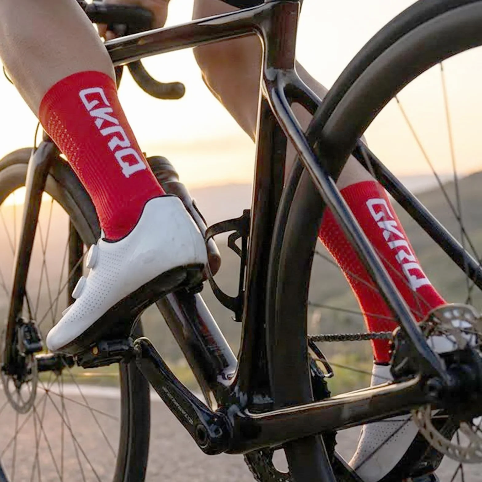 Zestaw 4 Par Skarpet Rowerowych – Anty-Pęcherzowe i Oddychające – Szybkoschnące Skarpety Kolarskie z Nylonu – Wysokość Crew – Rozmiar 39-44
