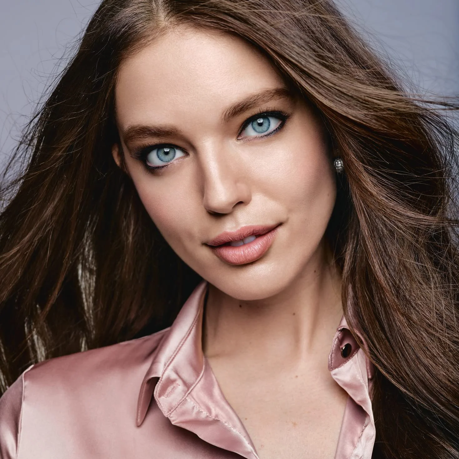 Maybelline New York Affinitone nawilżający podkład do twarzy w płynie kwas hialuronowy witamina E fluid rozświetlający 17 Rose Beige 30 ml