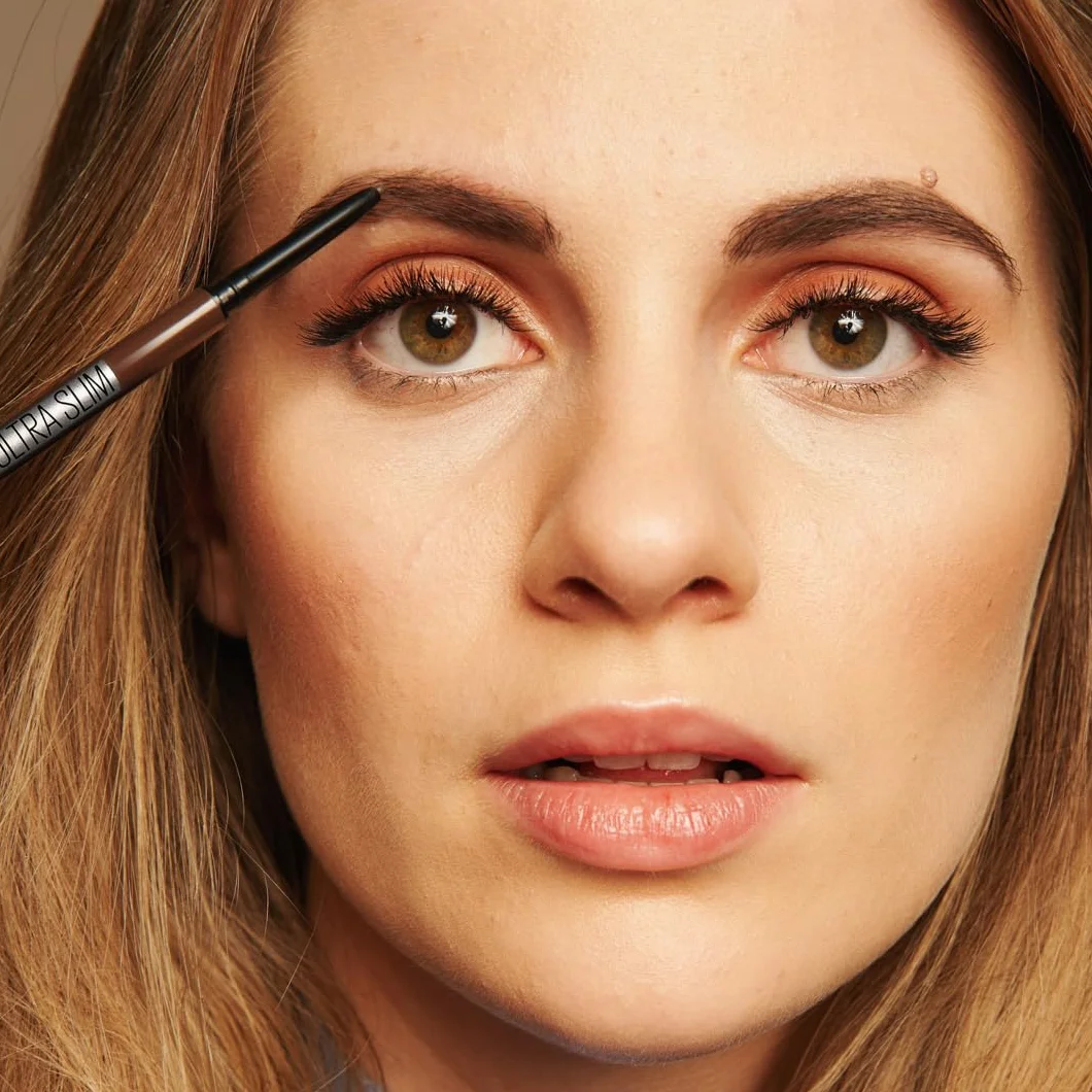 Maybelline New York Brow Ultra Slim kredka do stylizacji brwi precyzyjna końcówka 1,5 mm, kremowa, nadająca kształt, 06 Black Brown, 0,9 g