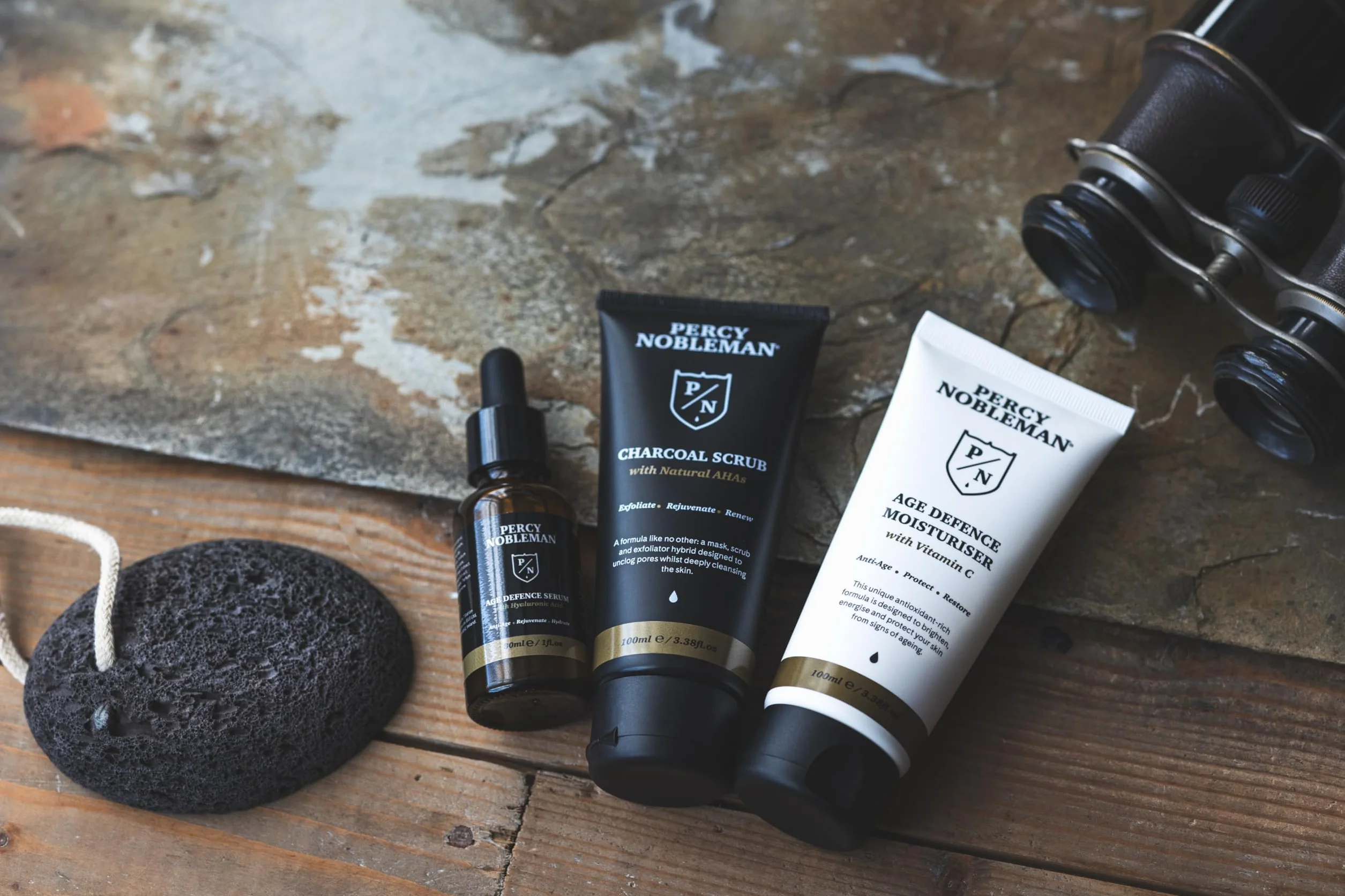 Percy Nobleman Age Defence Kit, zestaw do pielęgnacji skóry dla mężczyzn z węglem drzewnym peeling do twarzy (naturalny AHA), ultranawilżające serum do twarzy (z kwasem hialuronowym) i kremem
