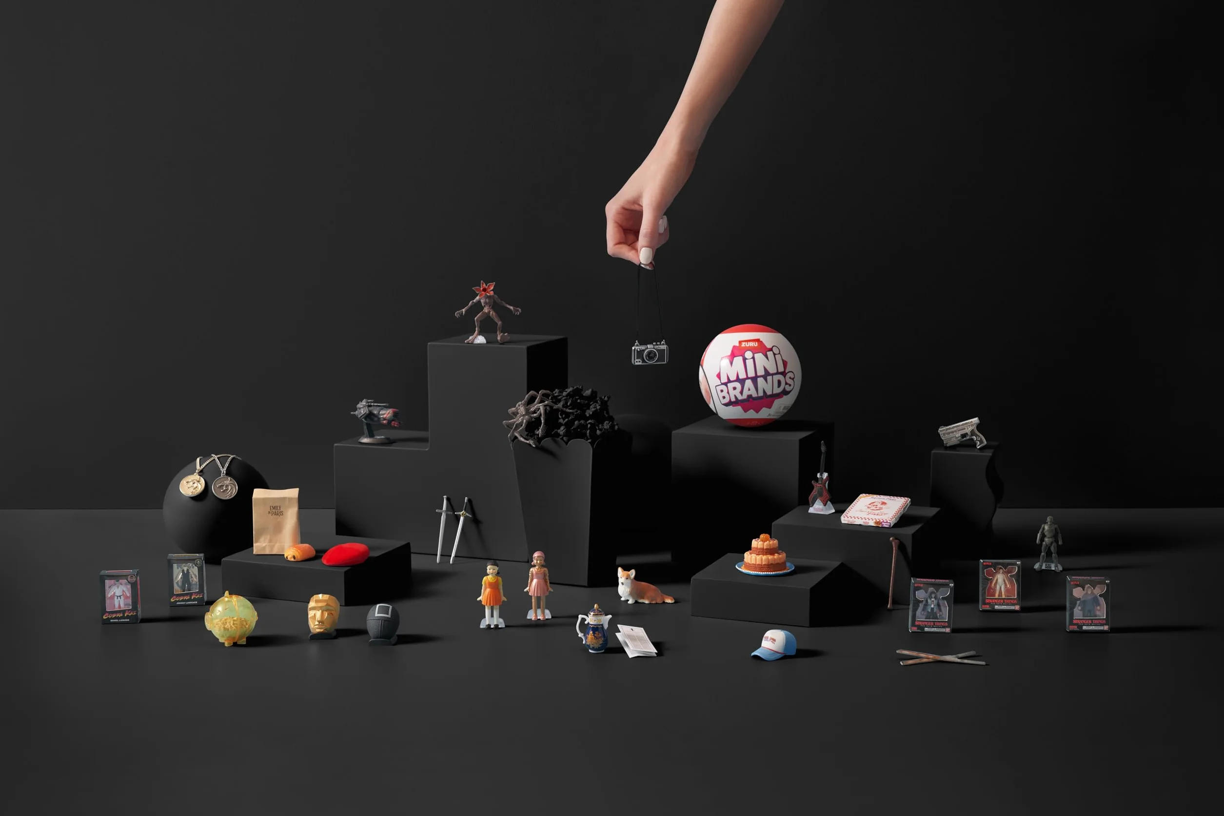 Mini Brands Netflix Series 1 (1 kapsułka) – tajemnicze kolekcjonerskie mini figurki, zawiera 5 minis od Stranger Things, Squid Game, Bridgerton i nie tylko