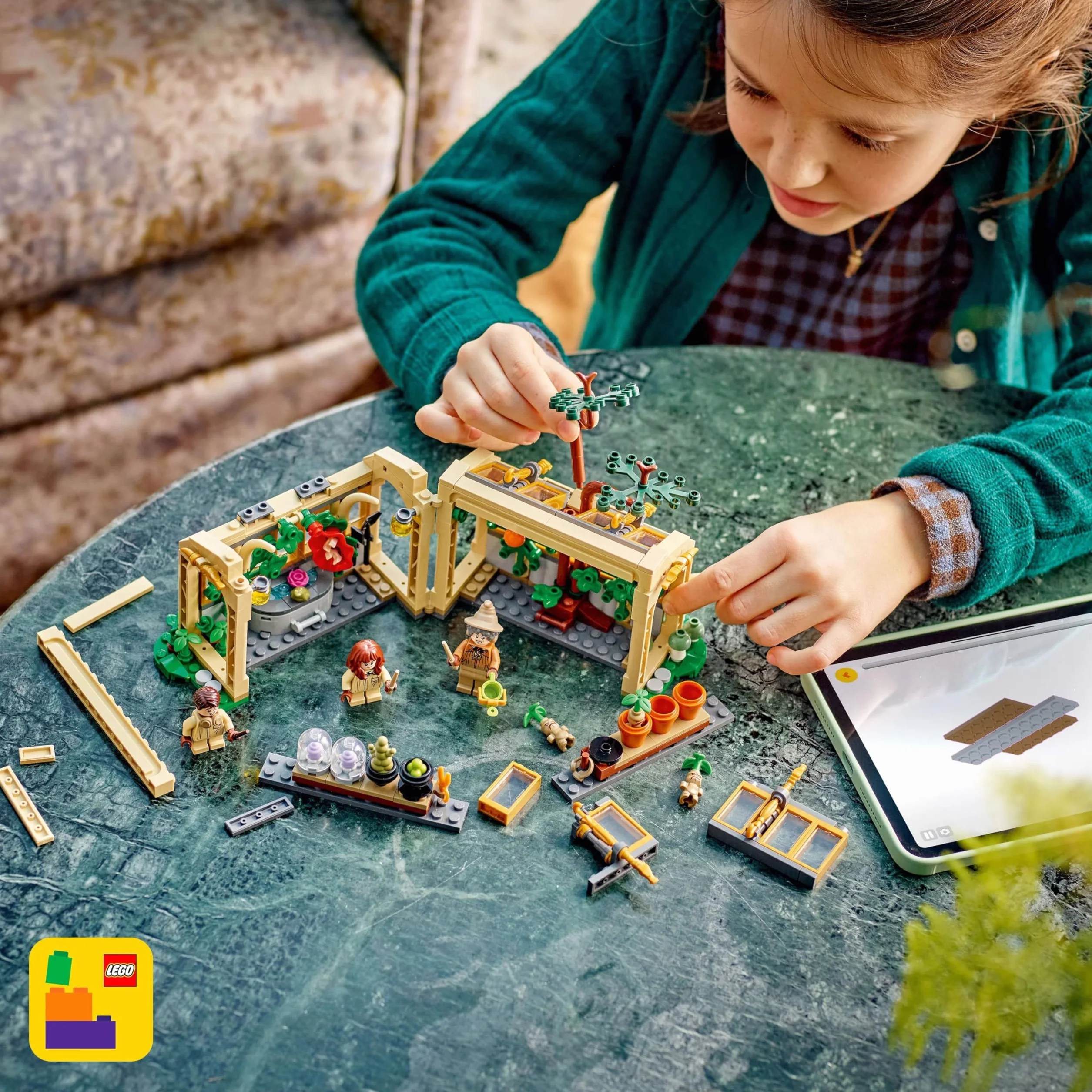 LEGO Harry Potter Zamek Hogwart: zajęcia z zielarstwa, prezent dla 8-latka, chłopca i dziewczynki, zabawka konstrukcyjna dla dziecka z trzema minifigurkami i mandragorą, zestaw modułowy 76445
