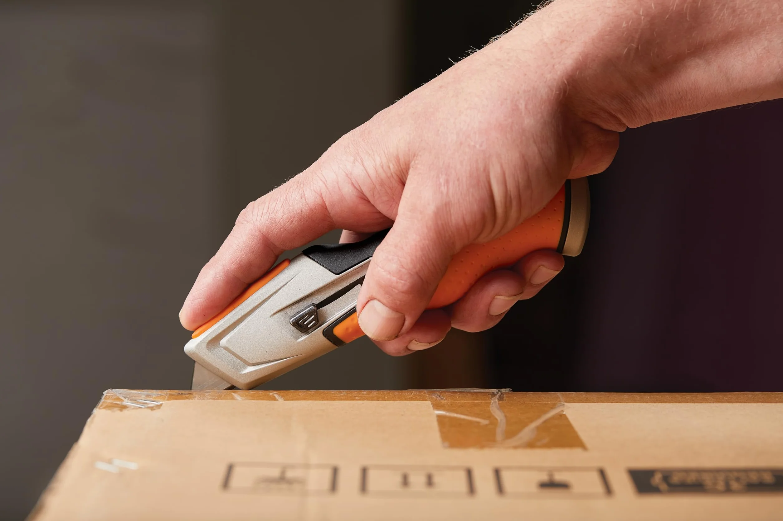 Fiskars Nóż uniwersalny z wysuwanym ostrzem, Długość 17,7 cm, Stal nierdzewna/ tworzywo, czarny/ pomarańczowy, CarbonMax, 1027223