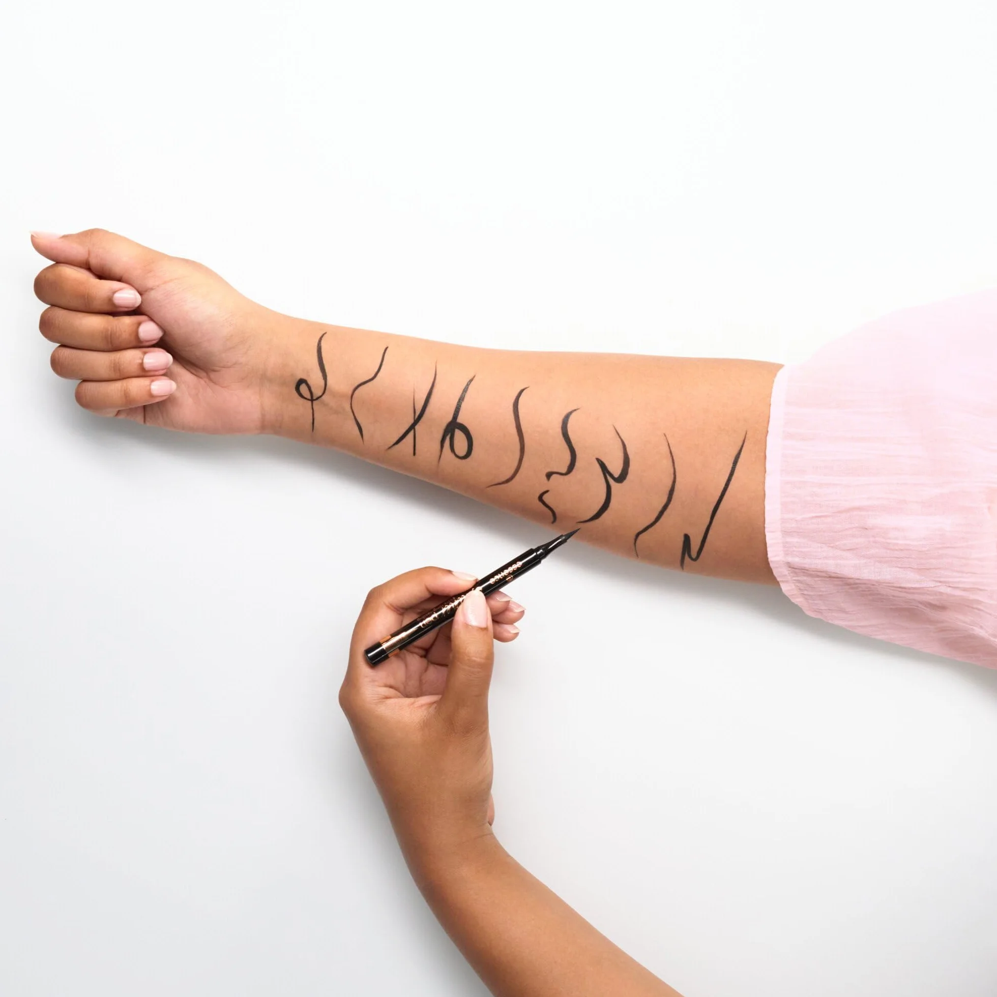 essence Eyeliner we flamastrze eyeliner pen extra long-lasting, długotrwały, konturowanie, intensywny kolor (1.1ml)