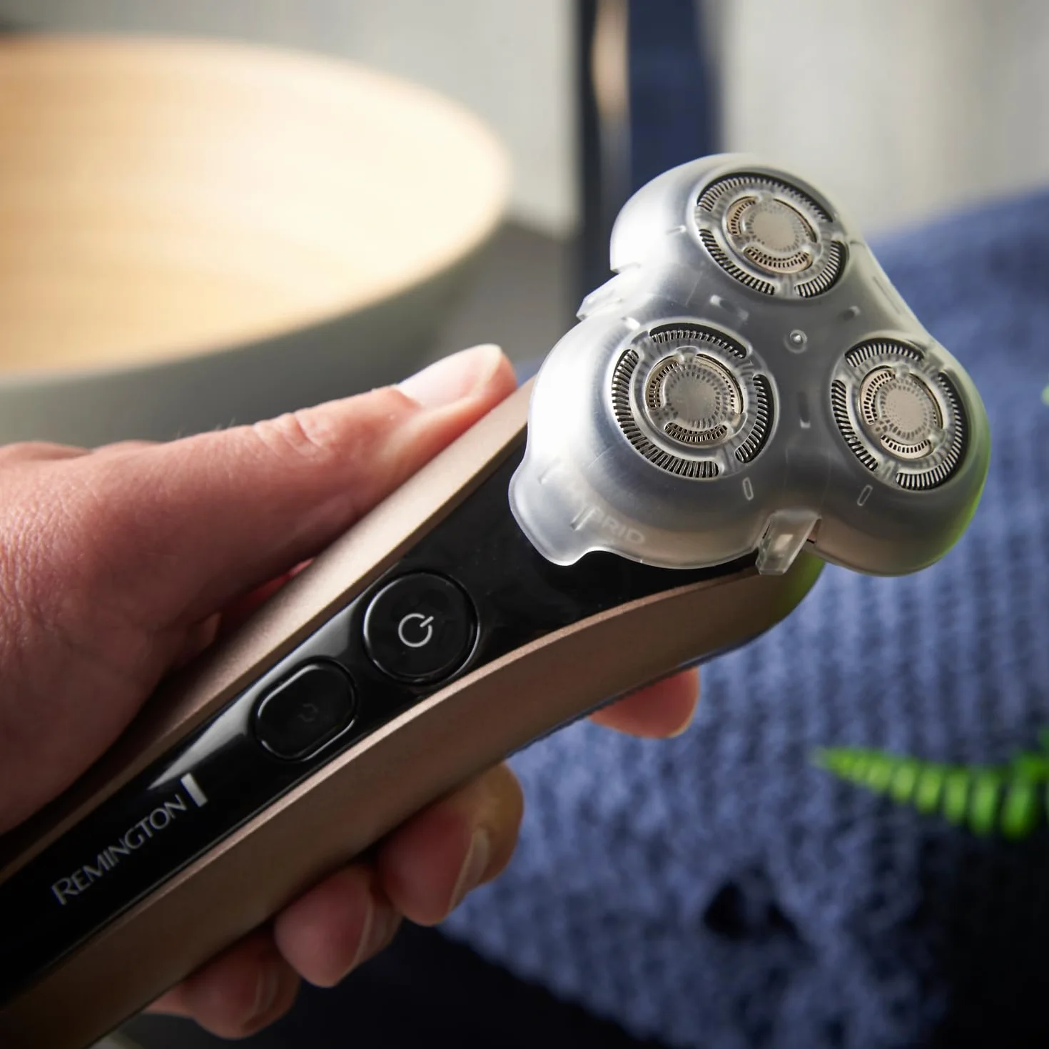 Remington X9 Limitless X Golarka elektryczna dla mężczyzn z hybrydowym systemem tnącym SynX, rotacyjna, na mokro i na sucho, trymer, bezprzewodowa, 360° PivotBall, technologia Shave-Learn LED, XR1795