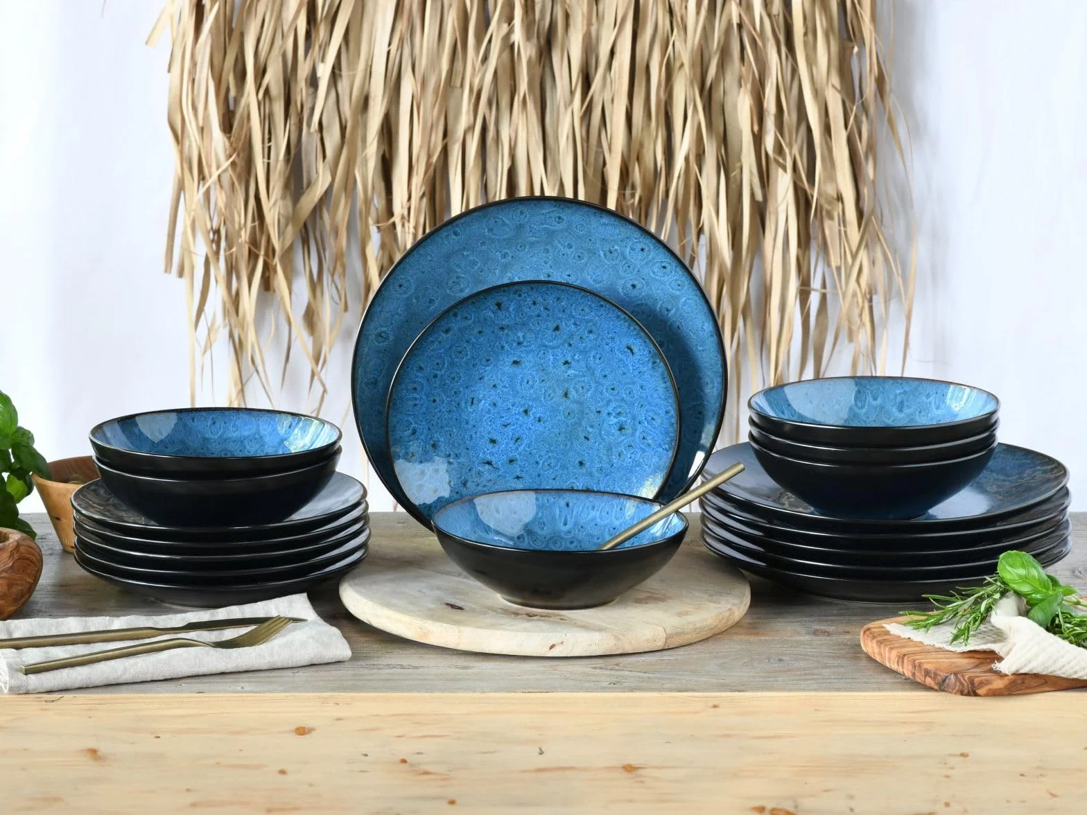 CreaTable, 23959, seria Capri, 18-częściowy zestaw naczyń dla 6 osób, zestaw talerzy z kamionki, nadaje się do mycia w zmywarce i używania w kuchence mikrofalowej, wysokiej jakości produkcja