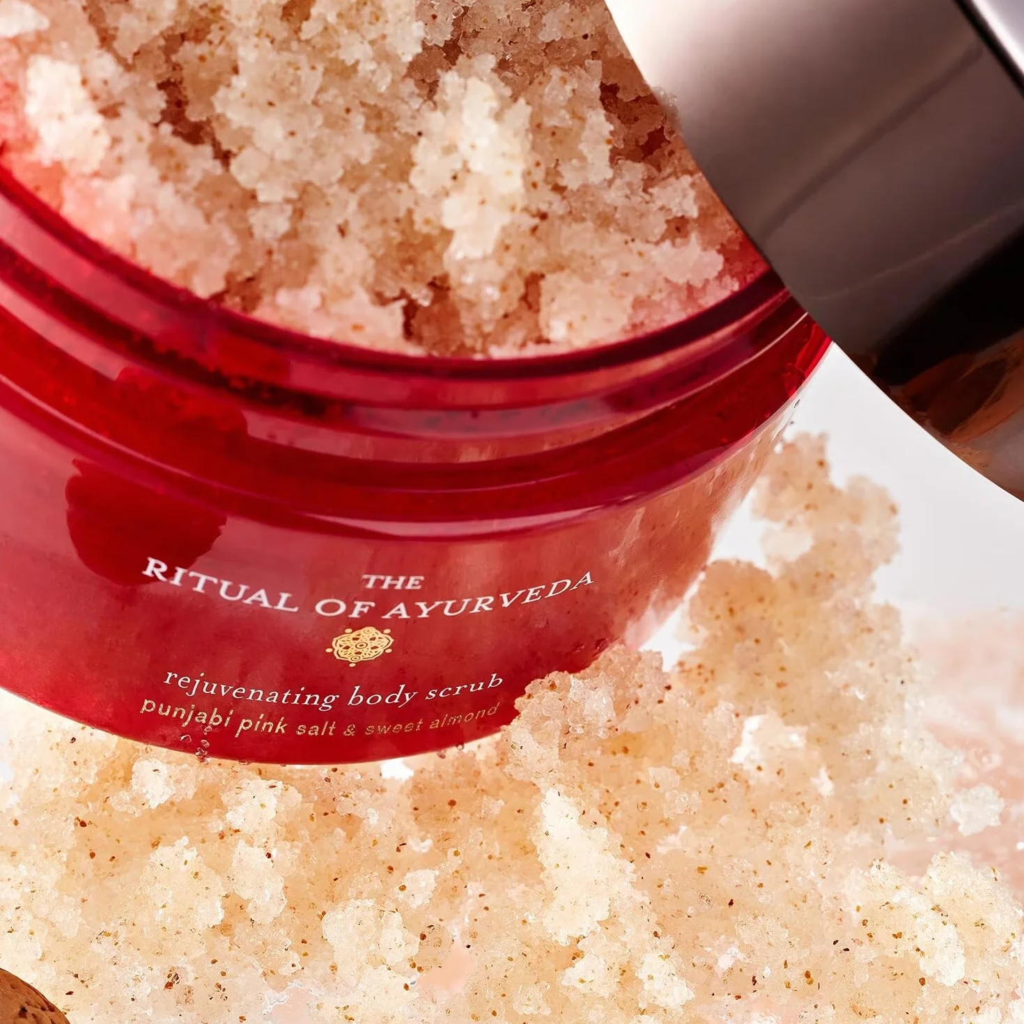 Rituals The Ritual of Ayurveda Odświeżający Scrub do ciała Indian Rose & Punjabi Pink Salt & Sweet Almond 125 g