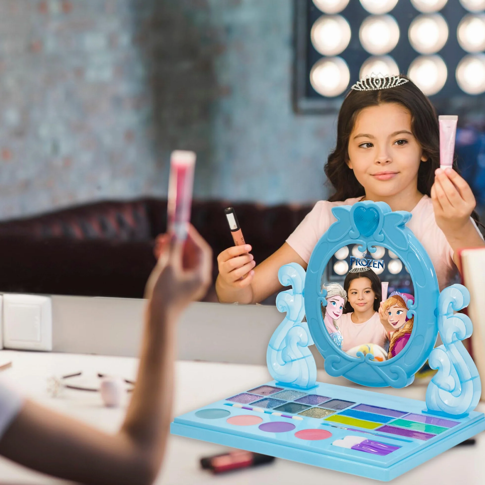 Disney Frozen – Townley Girl Kosmetyczny zestaw do makijażu z lusterkiem i wbudowaną muzyką zawiera błyszczyk, połysk i pędzle dla dzieci w wieku od 3 lat