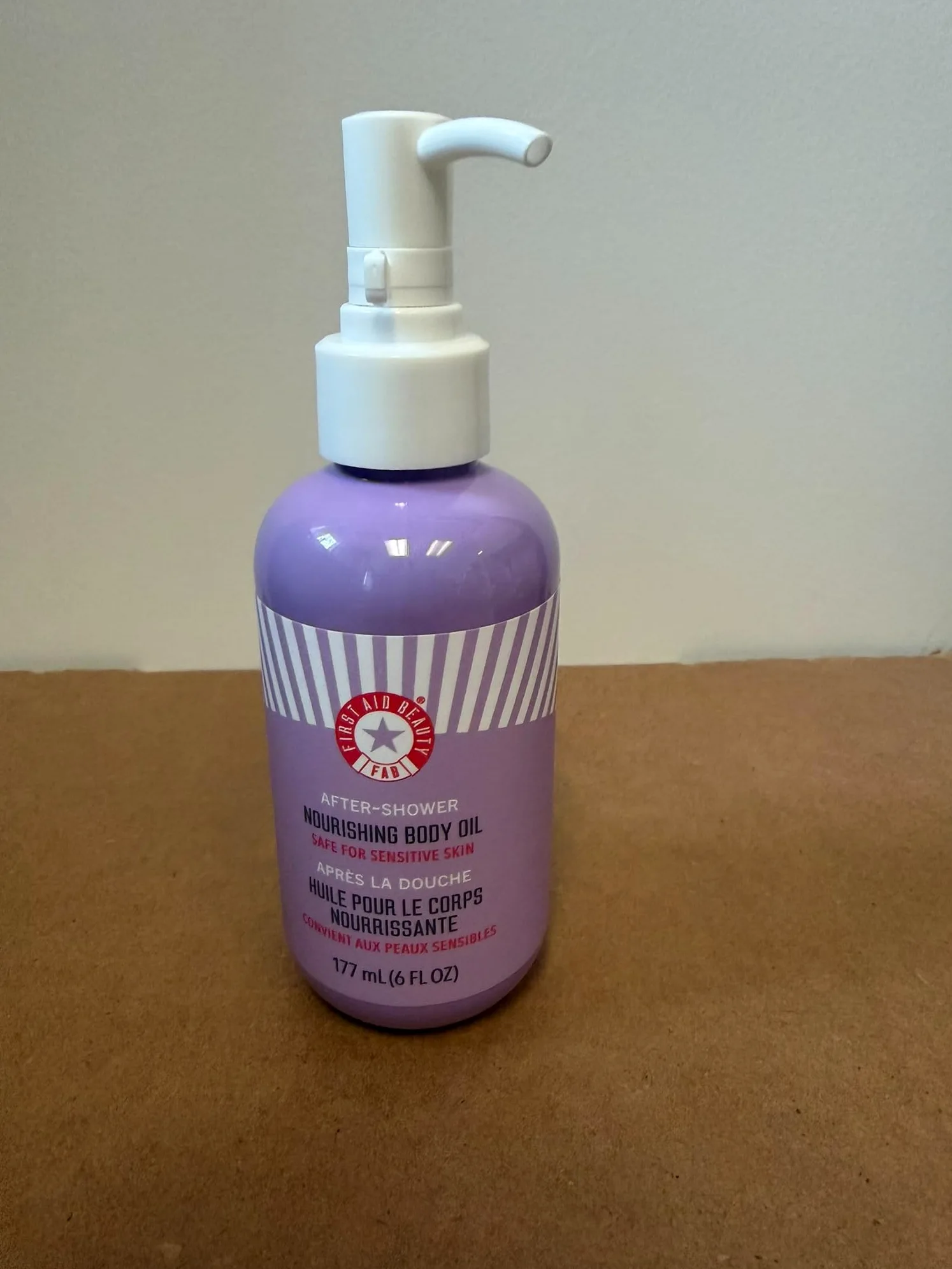 First Aid Beauty – Odżywczy Olejek do Ciała po Prysznicu, Nawilża Skórę i Zatrzymuje Wilgoć dzięki Lipidom, Olejowi z Pestek Winogron i Jojoba, Bezpieczny dla Skóry Wrażliwej, 177 ml