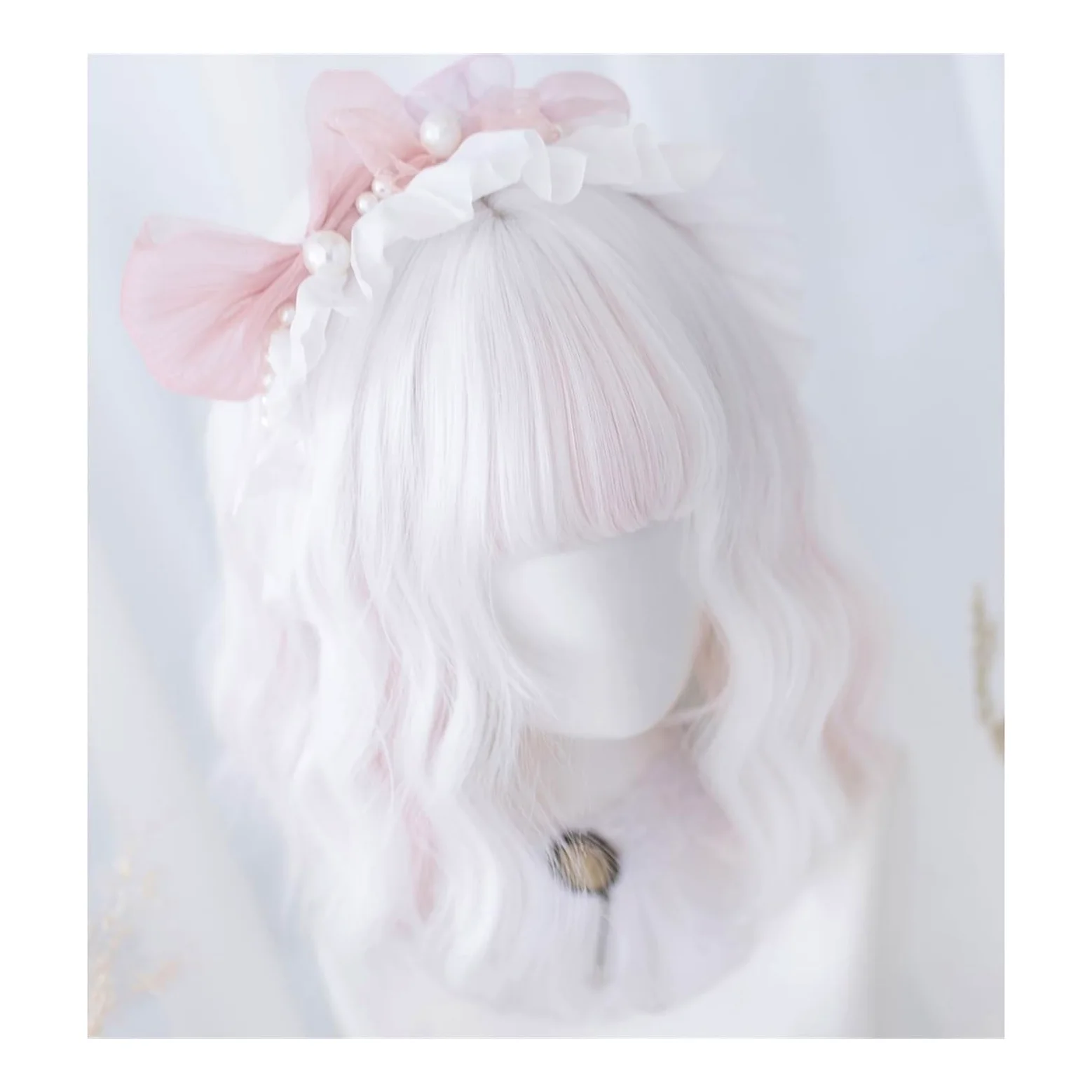 Peruka Cosplay odporna na wysokie temperatury, 30 cm, biała, różowa, dwukolorowa, syntetyczna peruka z grzywką, krótka, naturalna, falowana peruka dla kobiet