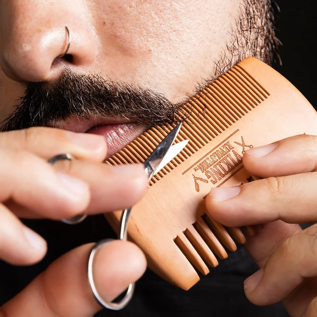 Viking Revolution Ultimate Beard Kit Spiced Vanilla Zestaw Grooming dla mężczyzn z pędzlem, grzebieniem, balsamem, olejem, nożyczkami