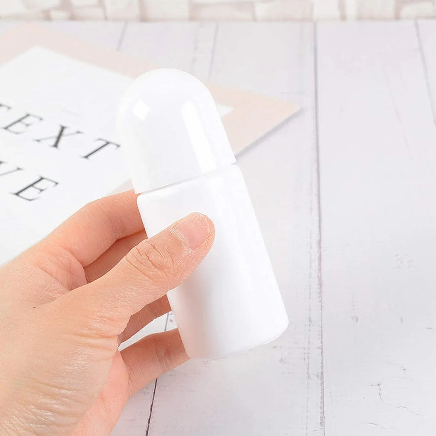 Voarge 4 puste butelki z tworzywa sztucznego, 50 ml, z kulką rolkową do aromaterapii, olejków zapachowych, perfum i podróży (białe)
