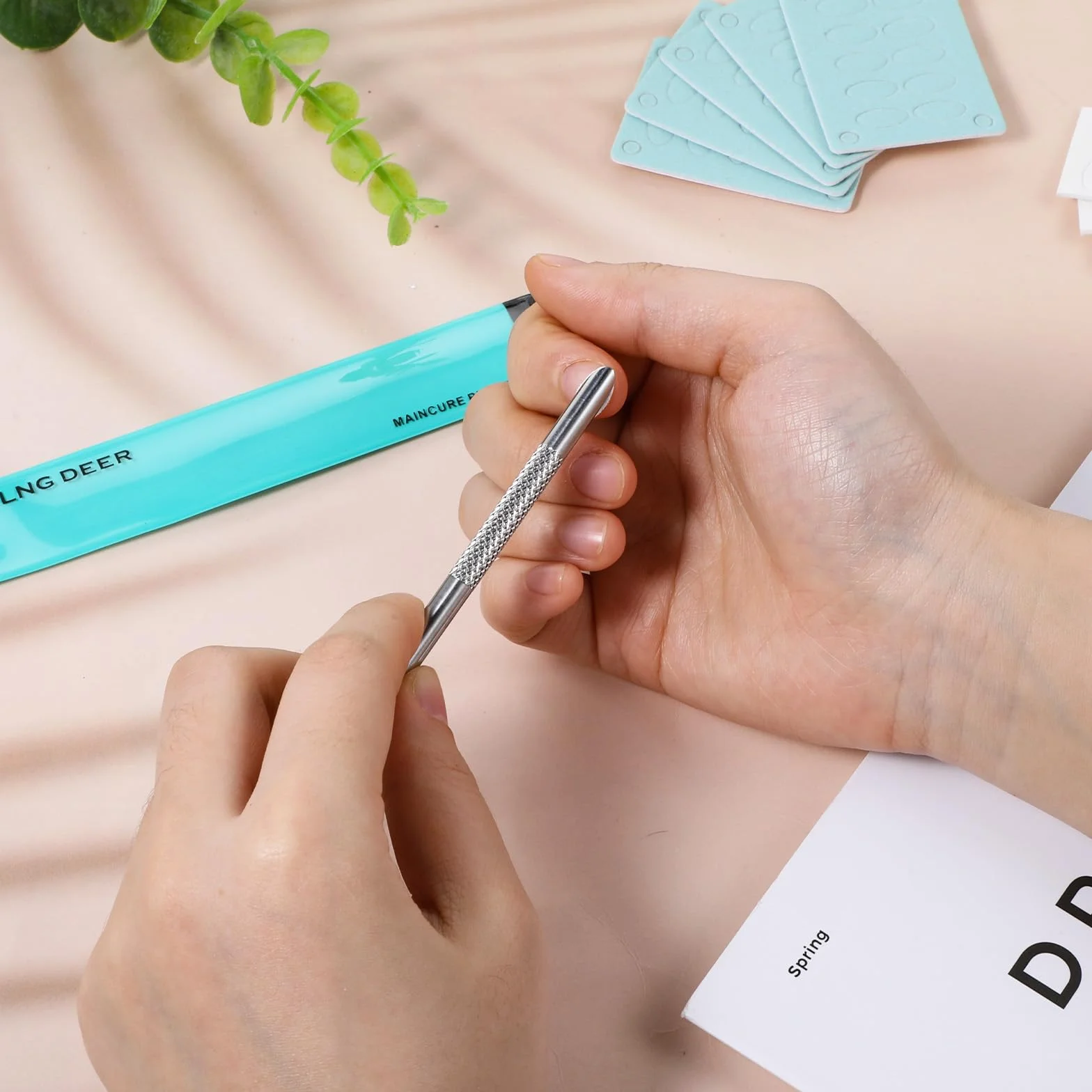 Odpychacz do skórek, dwustronny nożyk do usuwania skórek z 10 tabletkami do polerowania paznokci, zestaw do pielęgnacji paznokci, złuszczacz skórek, zestaw do manicure, do pedicure, sztuka paznokci