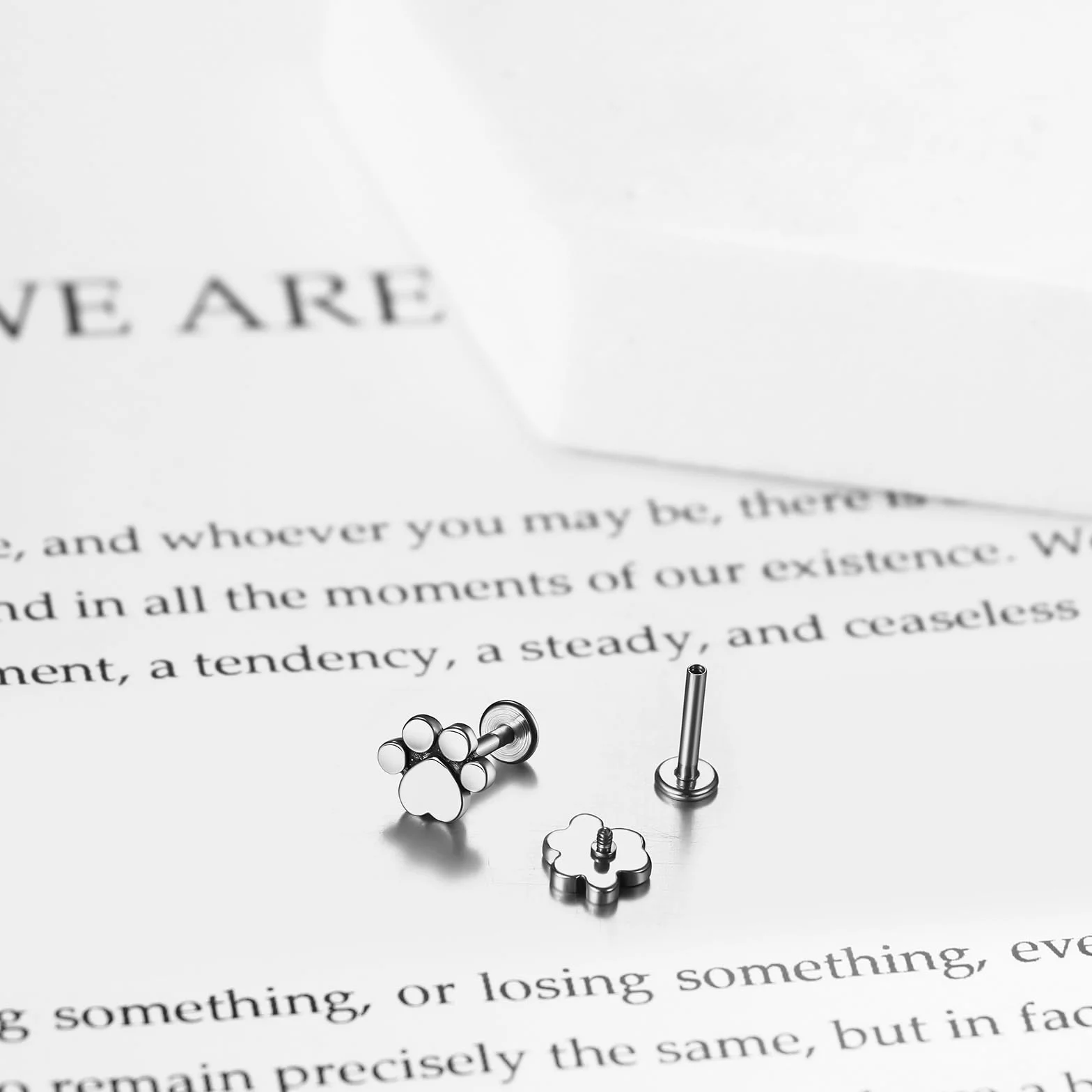 JewelryWe Helix piercing do chrząstki: pies kot łapa odcisk łapy ze stali chirurgicznej, tragus, piercing do ucha, wkręt, małe kolczyki typu barbell conch, labret, biżuteria, srebrne, damskie, Stal