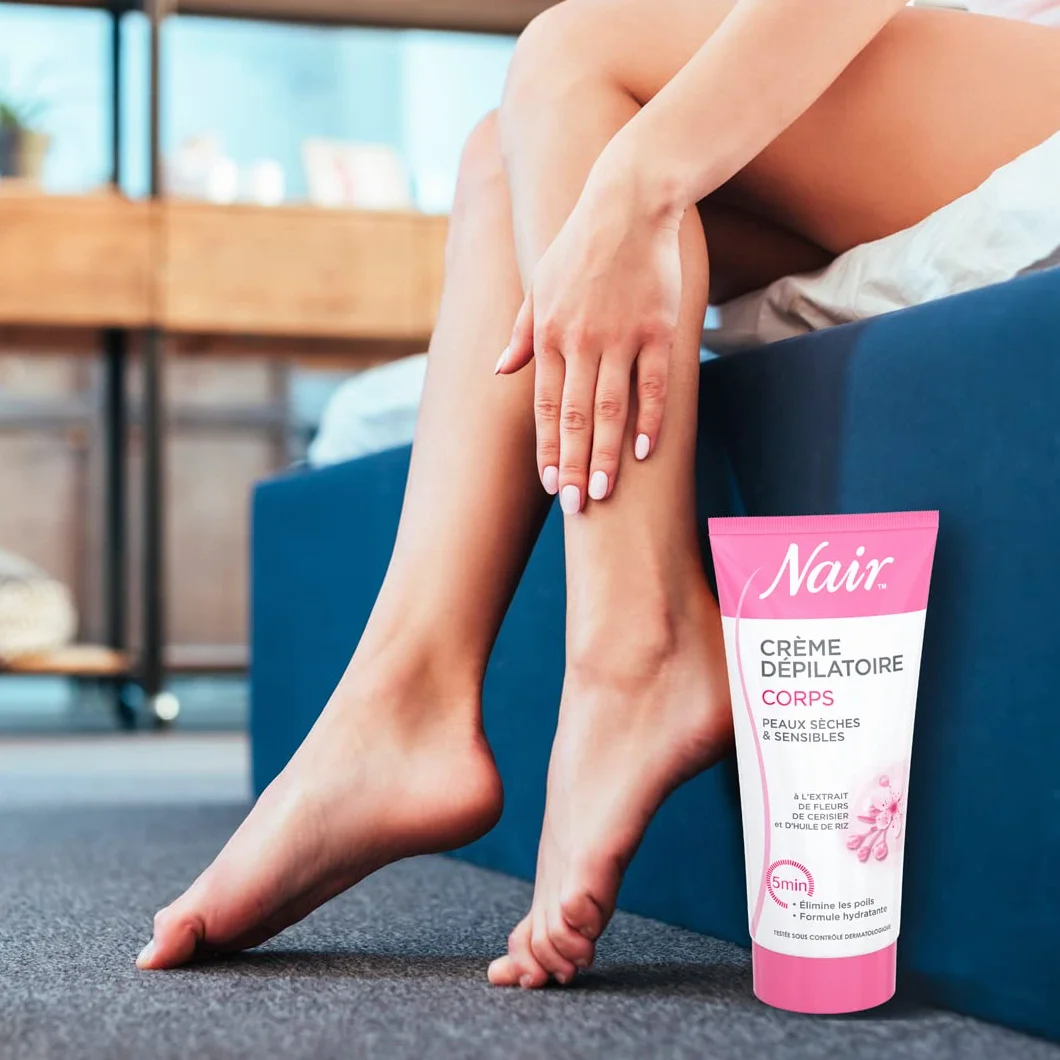 NAIR - Specjalny krem do depilacji do ciała suchej i wrażliwej, z ekstraktami z kwiatu wiśni i olejem ryżowym, formuła nawilżająca, tubka 200 ml i szpatułką