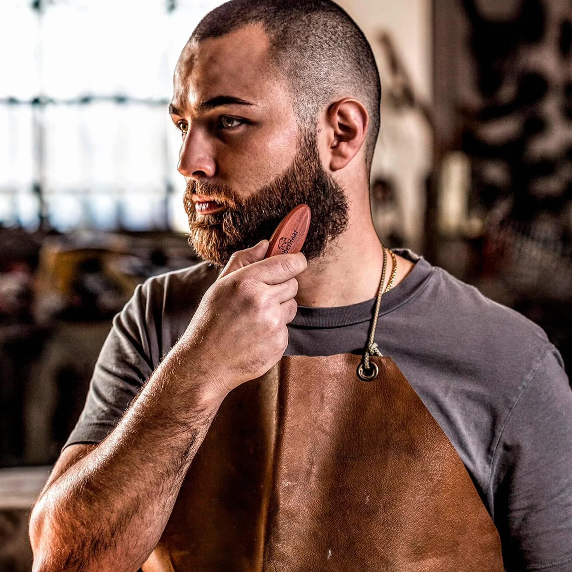 ZilberHaar Kieszonkowa szczotka do brody - mała szczotka do brody z miękkim włosiem dzika dla mężczyzn - rozmiar podróżny męska szczotka do brody - prostuje i wspomaga wzrost brody, działa z olejkiem