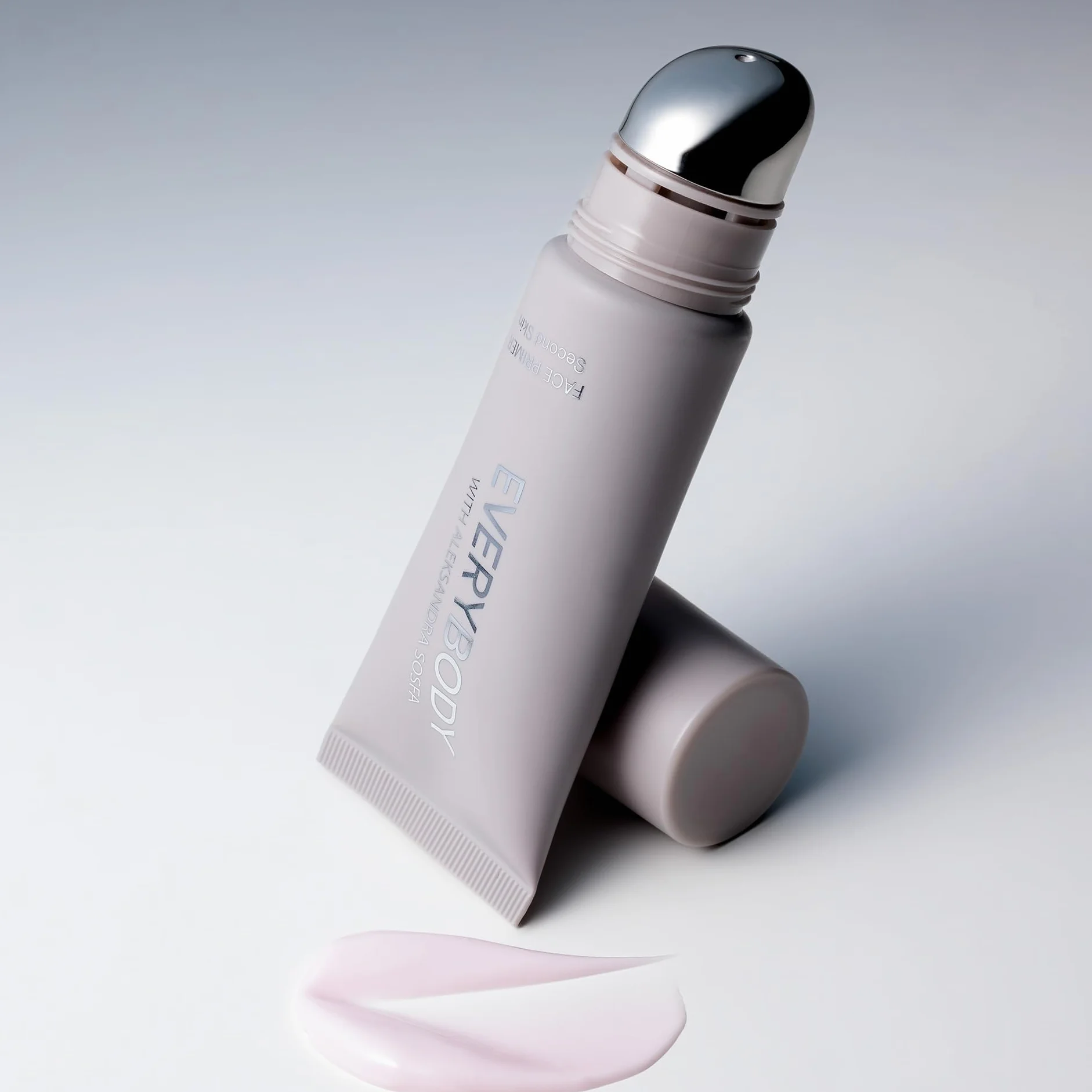 EVERYBODY LONDON x Aleksandra Sosfa Baza do twarzy pod makijaż Second Skin Plumping Face Primer Nawilżająco Wygładzająca z Niacynamidem, Ceramidami i Chłodzącym Aplikatorem 30 ml