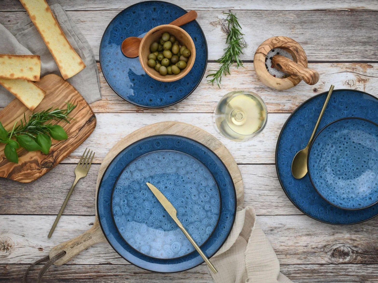 CreaTable, 23959, seria Capri, 18-częściowy zestaw naczyń dla 6 osób, zestaw talerzy z kamionki, nadaje się do mycia w zmywarce i używania w kuchence mikrofalowej, wysokiej jakości produkcja