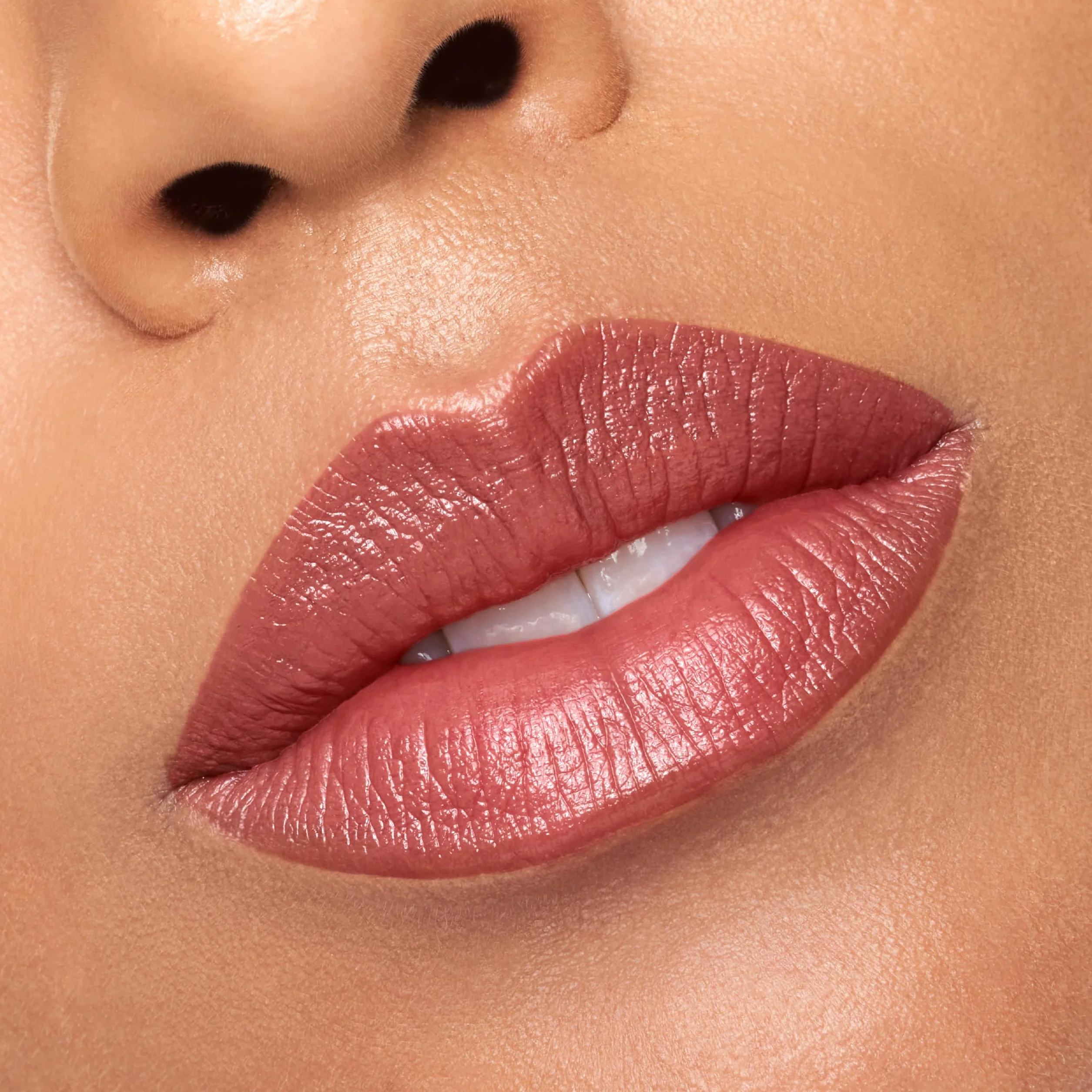 L'Oréal Paris Pomadka do ust zapewnia jedwabiste wykończenie i nawilżenie przez 12 godzin, 75% składników odżywczych, kolor satynowy nude, kolor: 635 Worth It Medium, 4 g