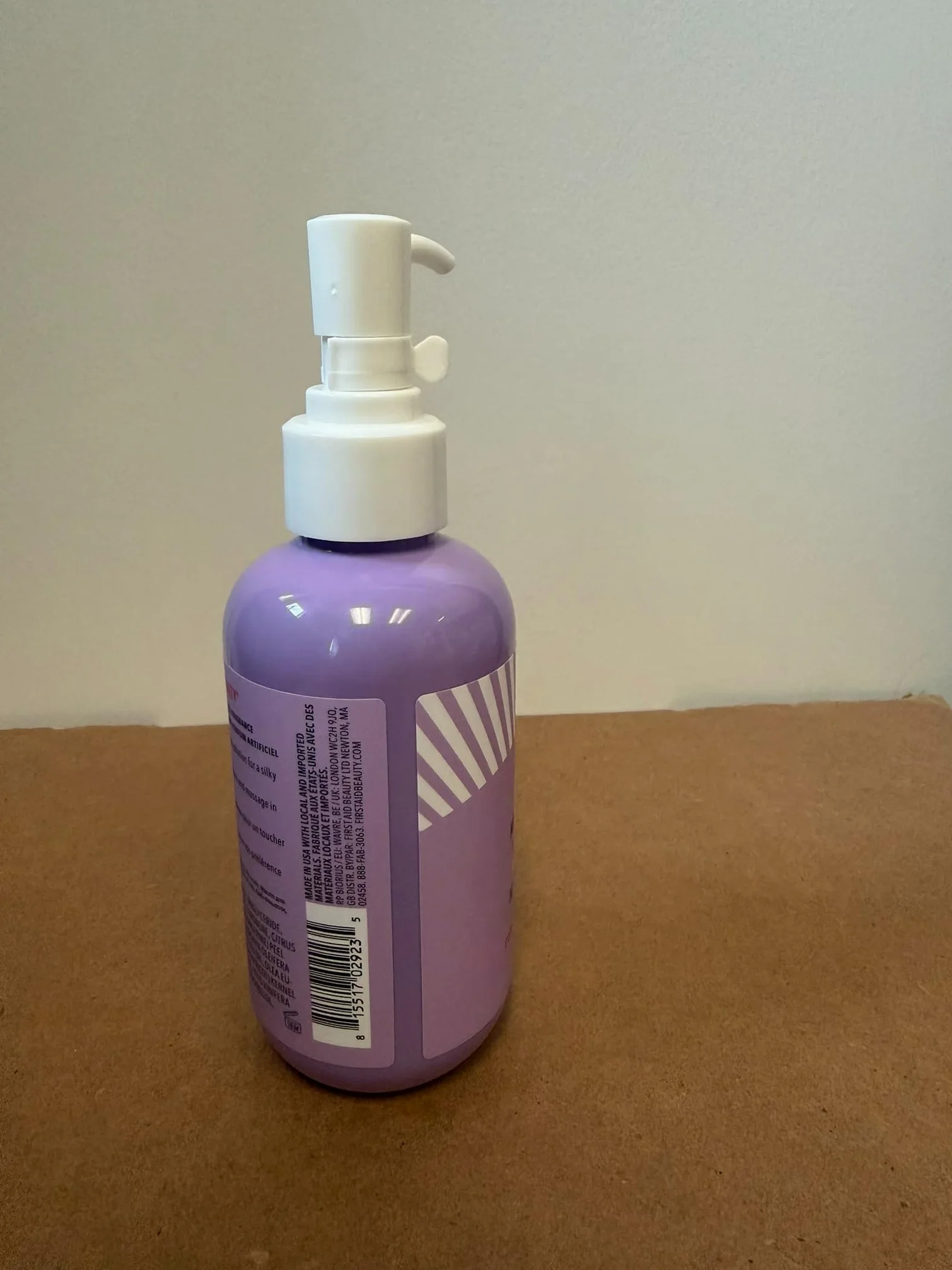 First Aid Beauty – Odżywczy Olejek do Ciała po Prysznicu, Nawilża Skórę i Zatrzymuje Wilgoć dzięki Lipidom, Olejowi z Pestek Winogron i Jojoba, Bezpieczny dla Skóry Wrażliwej, 177 ml