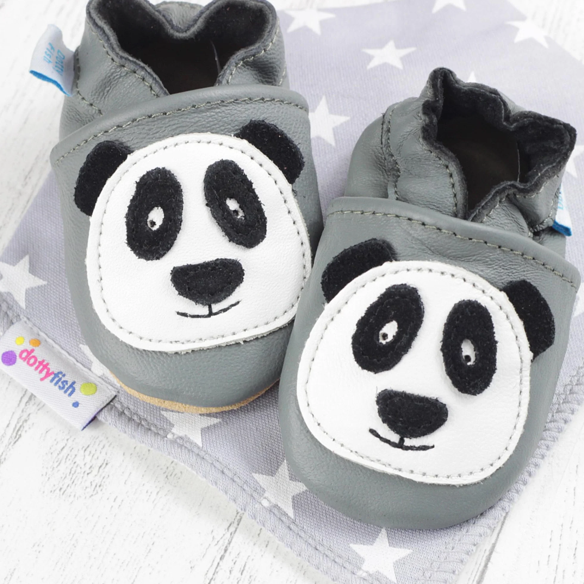 Dotty Fish Miękkie skórzane buty dziecięce z antypoślizgowymi podeszwami zamszowymi. Buty do raczkowania. Wzór zwierzęcy. Chłopcy i dziewczęta (17-28 EU), Szara panda., 21 EU
