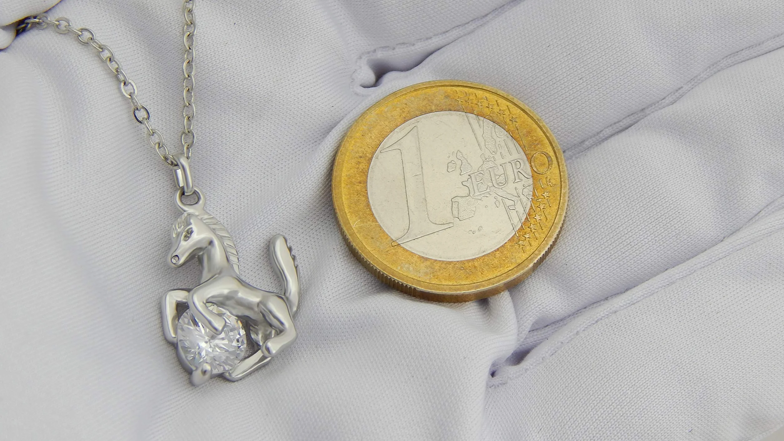Naszyjnik z koniem w kolorze różowym/złotym/srebrnym z kamieniami strasu, biżuteria dla dziewczynek miłośnik zwierząt jazda konna kucyk, Stras Cynk, Kamień stras