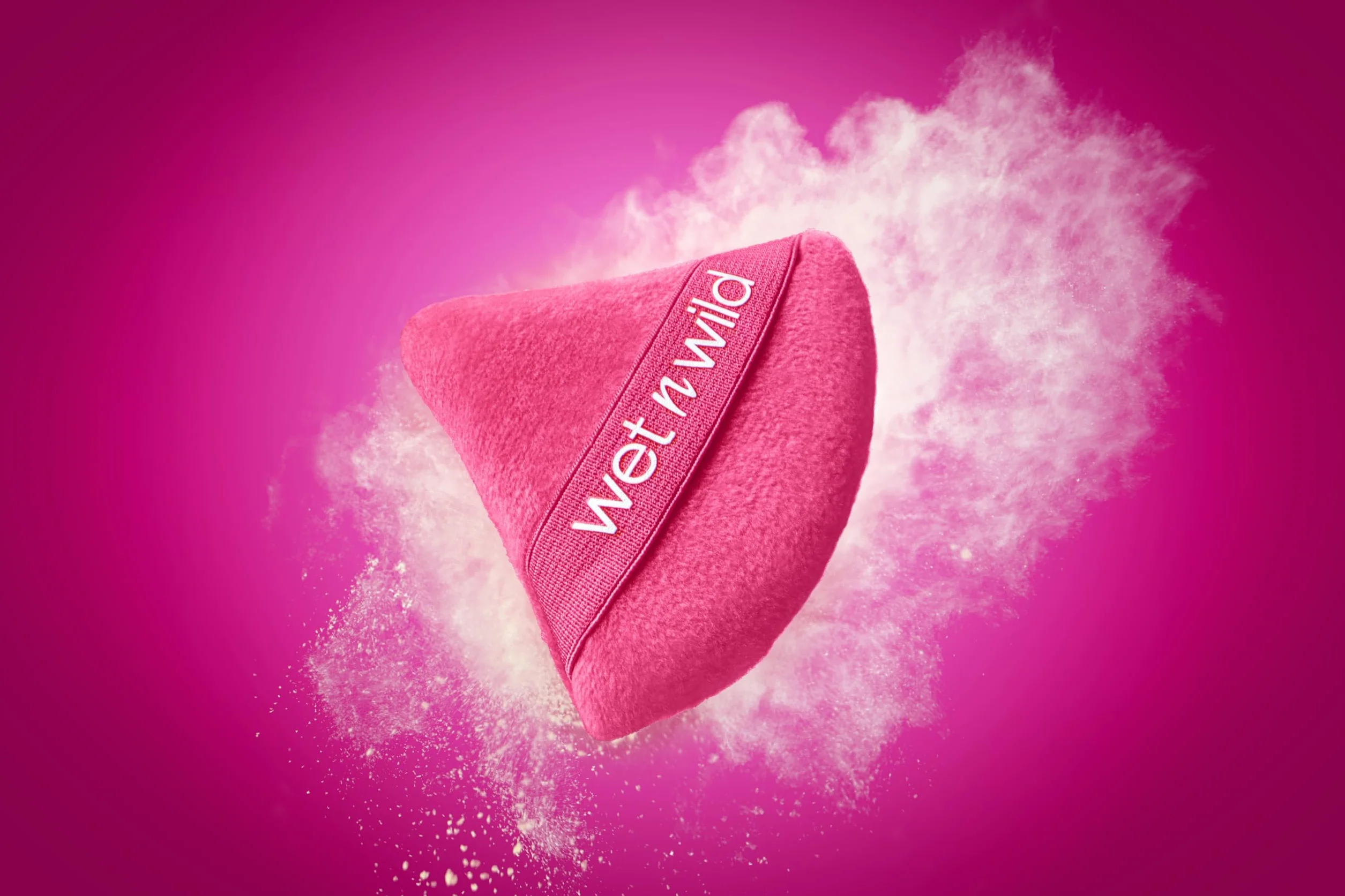 Wet n Wild Powder Puff, Gąbka do Pudru do Wielokrotnego Użytku, Zmywalny Pędzel do Makijażu do Rozcierania Pudrów Sypkich lub Prasowanych, Aksamitne Włókna, Trójkątny Kształt, Precyzyjna Aplikacja