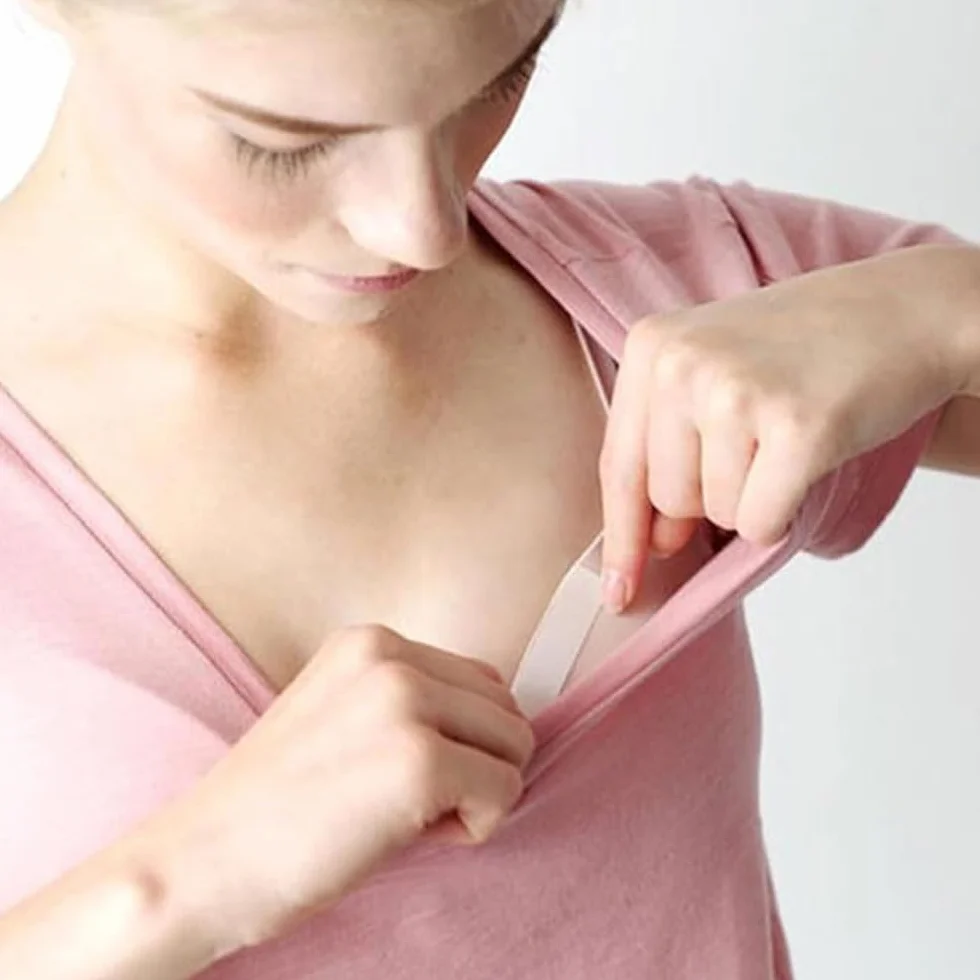 YANGWEN 4 rolki dwustronnej taśmy samoprzylepnej do odzieży damskiej, przezroczysta taśma do ciała na ubrania i biustonosz z dozownikiem - naklejka na piersi push-up sukienki i kostiumy
