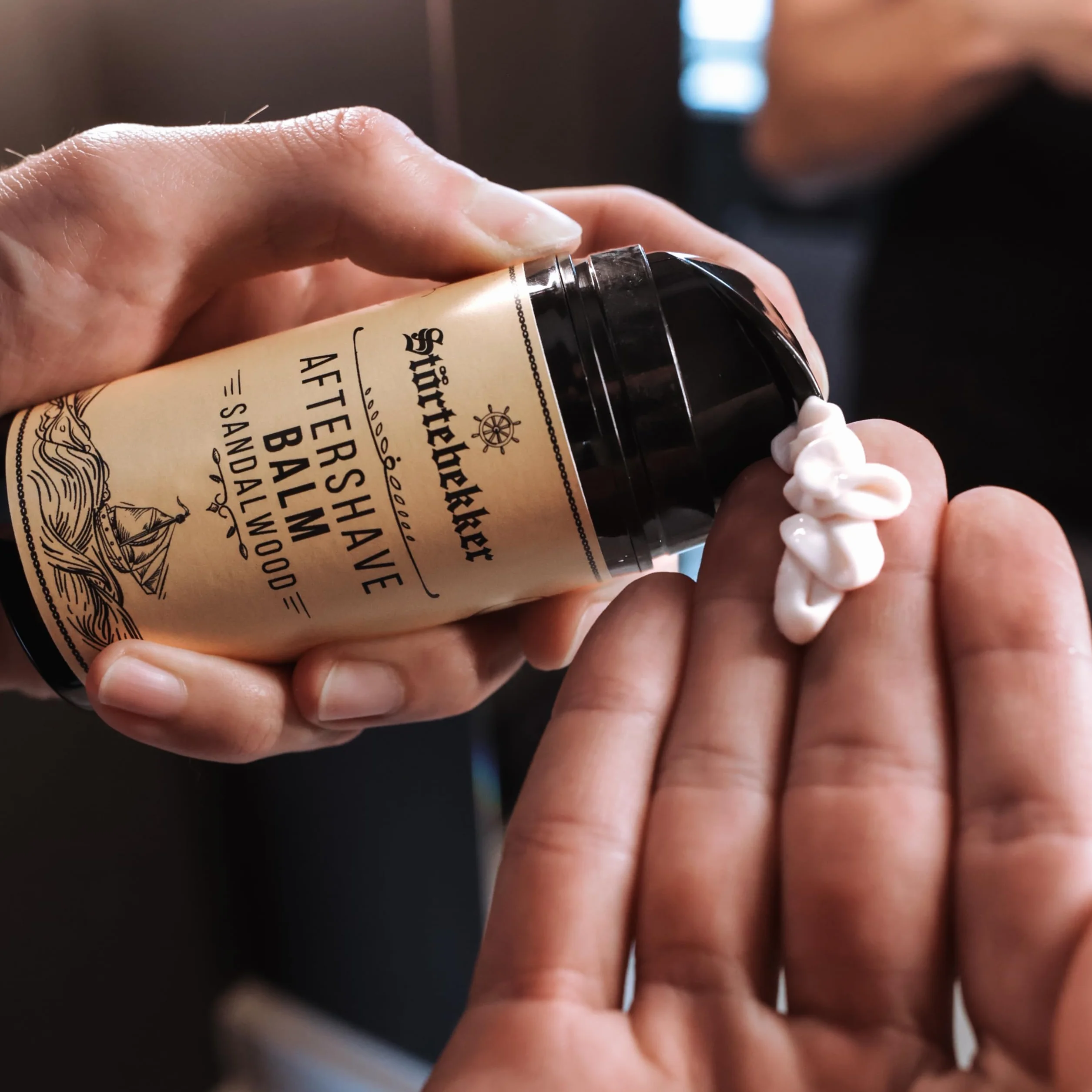 Störtebekker® Premium After Shave balsam dla mężczyzn (drzewo sandałowe) – zapobiega podrażnieniom skóry, oparzeniom po goleniu – przyjemny zapach – balsam po goleniu – wyprodukowano w Niemczech