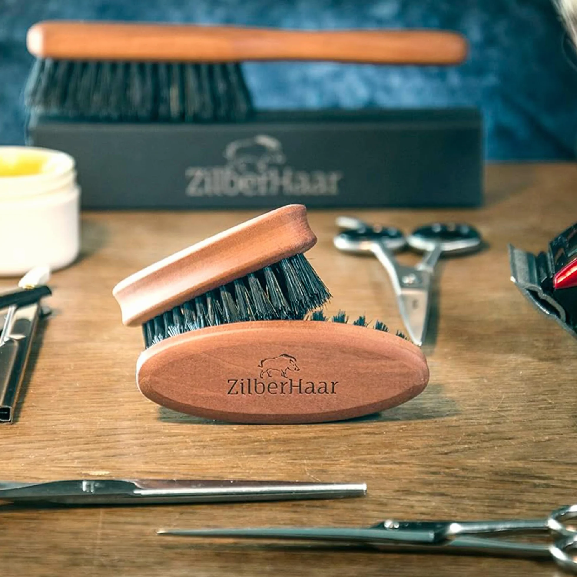 ZilberHaar Kieszonkowa szczotka do brody - mała szczotka do brody z miękkim włosiem dzika dla mężczyzn - rozmiar podróżny męska szczotka do brody - prostuje i wspomaga wzrost brody, działa z olejkiem