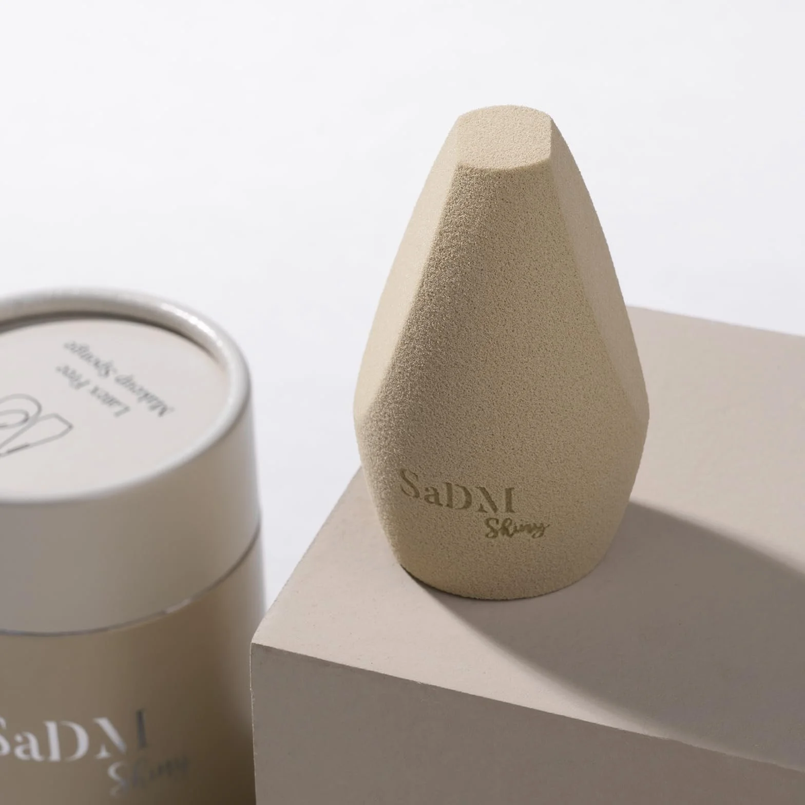 Szampańskie złoto kątowa gąbka do makijażu | precyzyjny blender