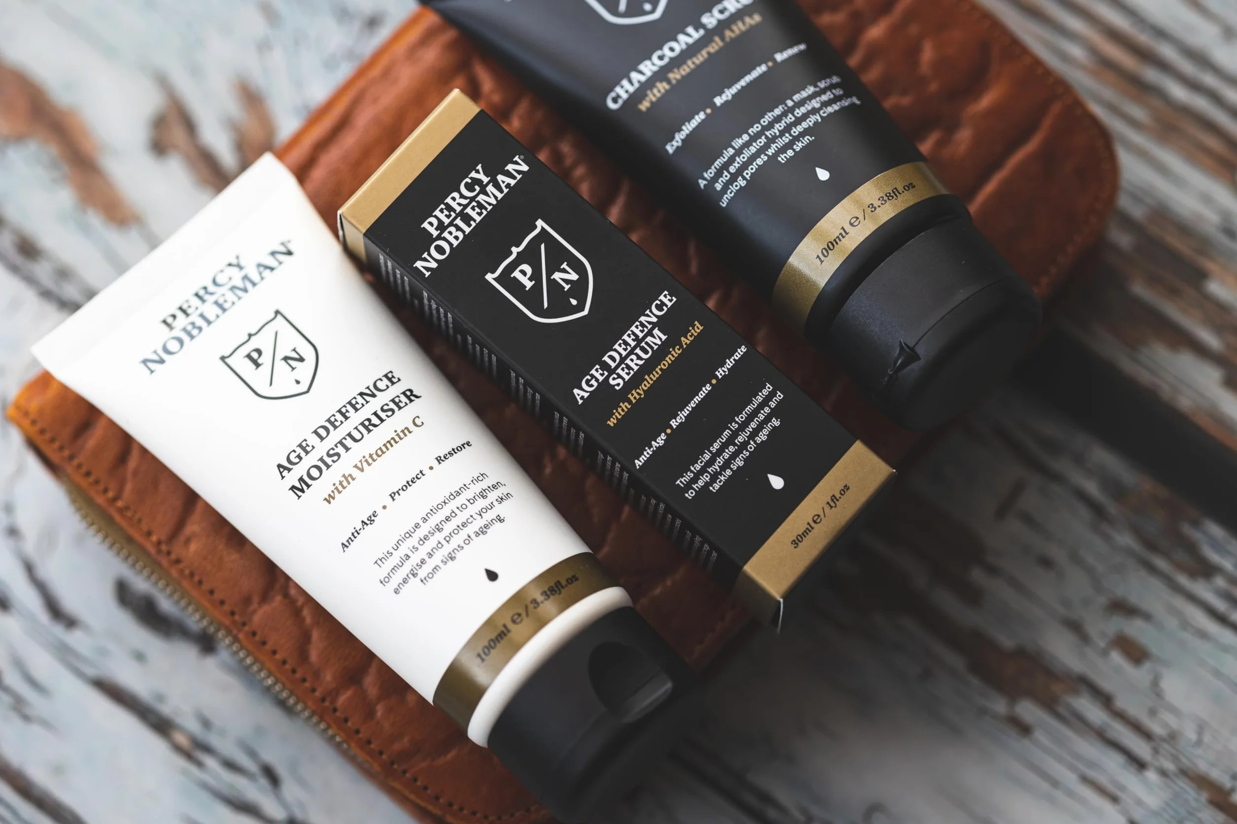 Percy Nobleman Age Defence Kit, zestaw do pielęgnacji skóry dla mężczyzn z węglem drzewnym peeling do twarzy (naturalny AHA), ultranawilżające serum do twarzy (z kwasem hialuronowym) i kremem