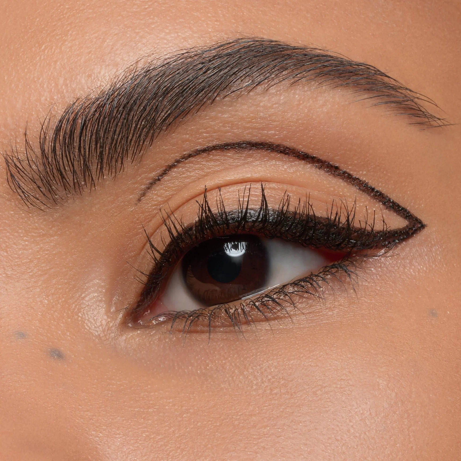 essence Eyeliner we flamastrze eyeliner pen extra long-lasting, długotrwały, konturowanie, intensywny kolor (1.1ml)