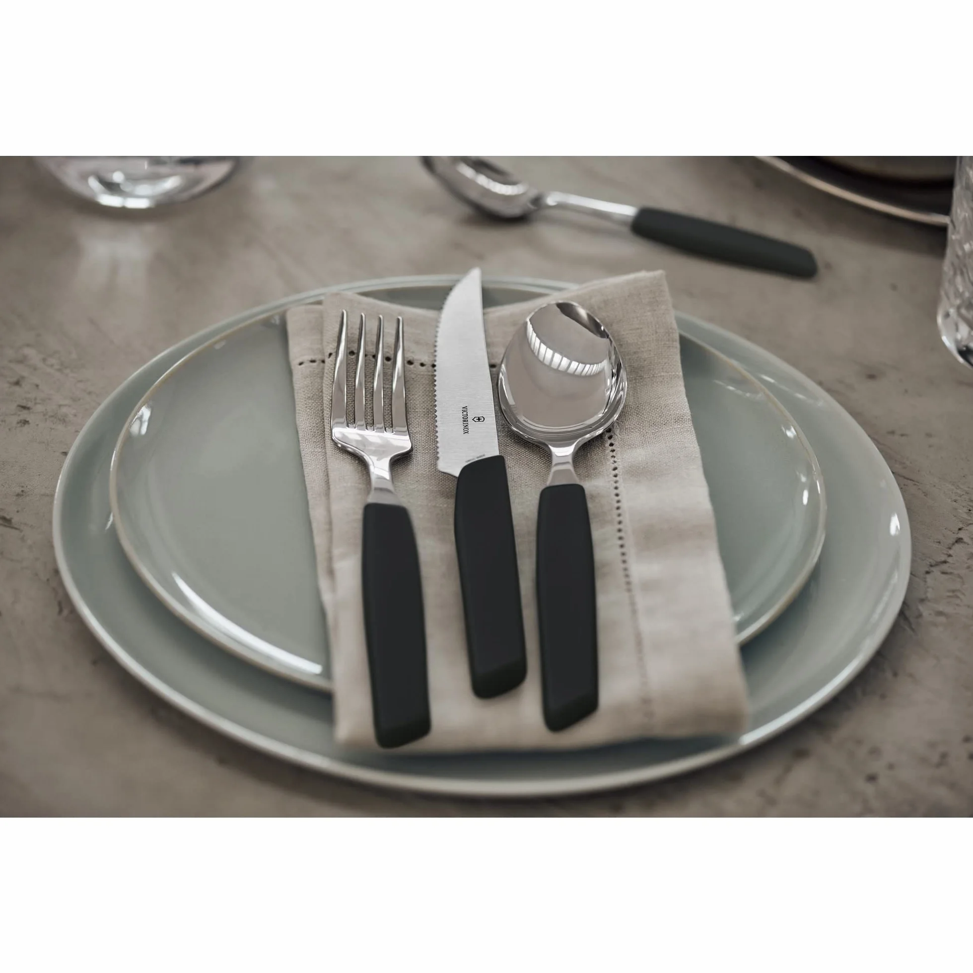 Victorinox Swiss Modern zestaw sztućców dla 6 osób, 12-częściowy, w zestawie ostre noże do steków ze szlifem falistym, uchwyty z tworzywa sztucznego, czarny