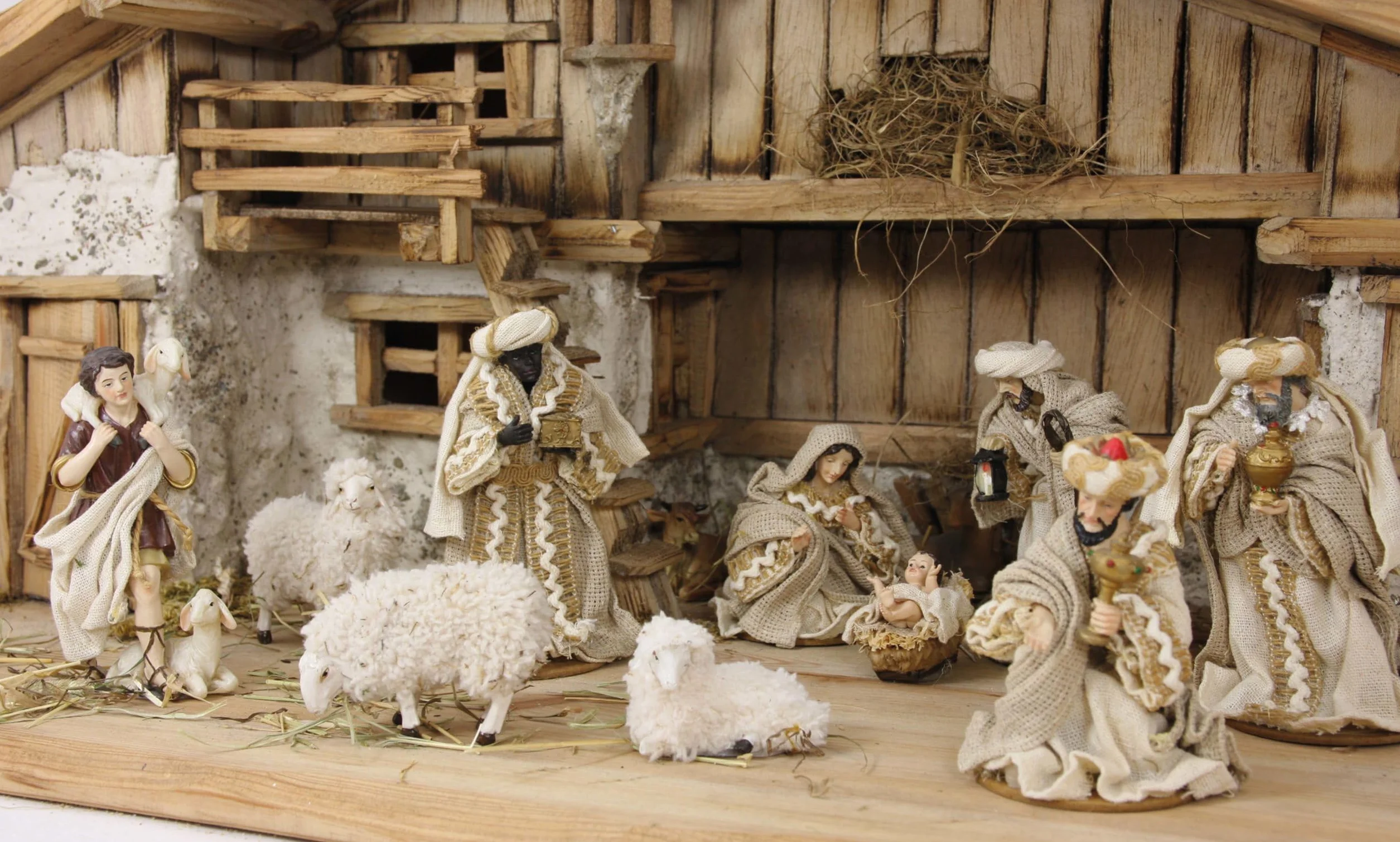 FADEDA Pasterz z owcą na ramionach/wysokość: 9 cm/ręcznie malowane/wierne w szczegółach figurki szopki bożonarodzeniowej - dekoracja stołu szopka akcesoria