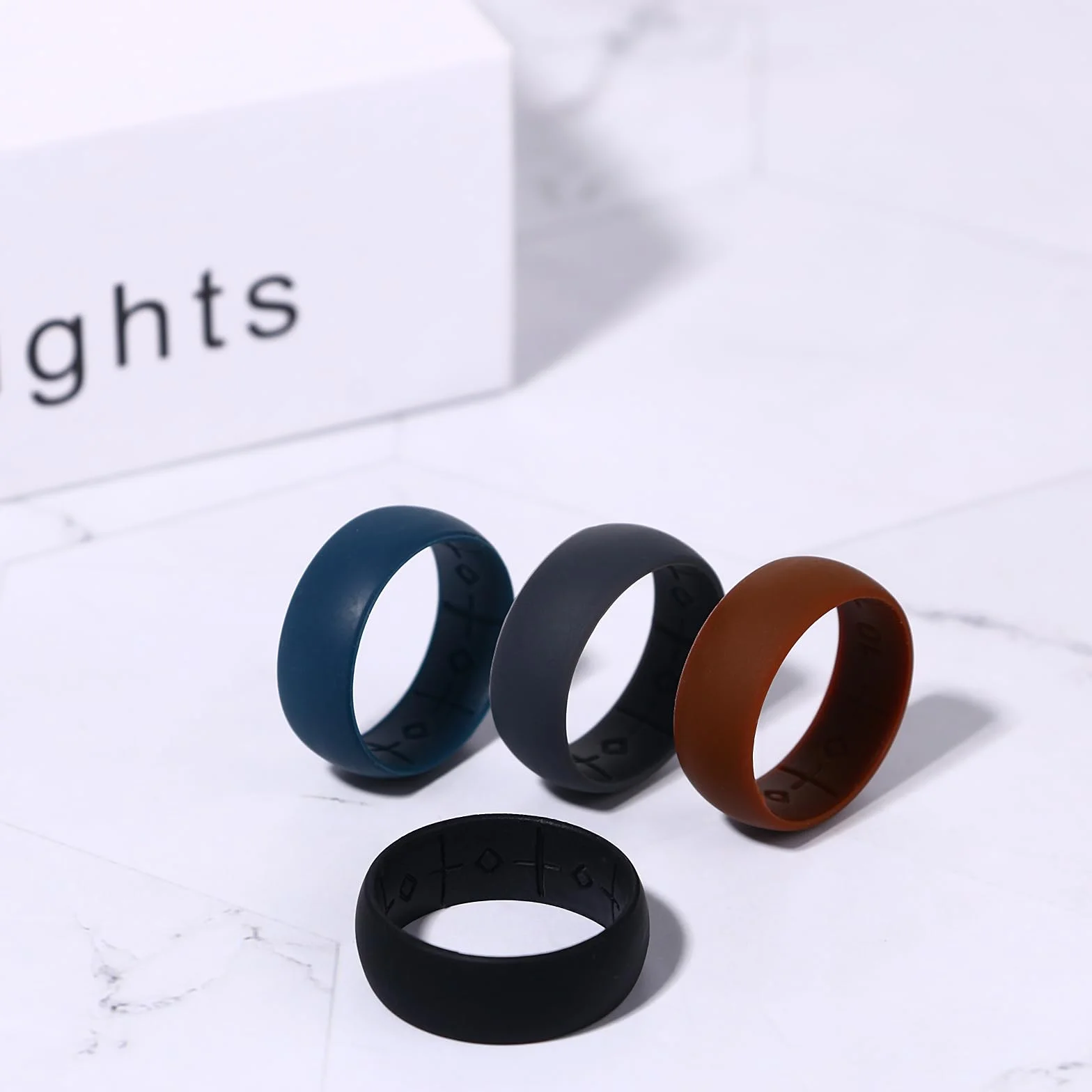 JewelryWe Zestaw 4 silikonowych obrączek ślubnych dla mężczyzn: 8,5 mm, oddychające pierścienie silikonowe z krzyżem, wentylacja, gumowe pierścionki, biżuteria ślubna, pierścionki na palce do