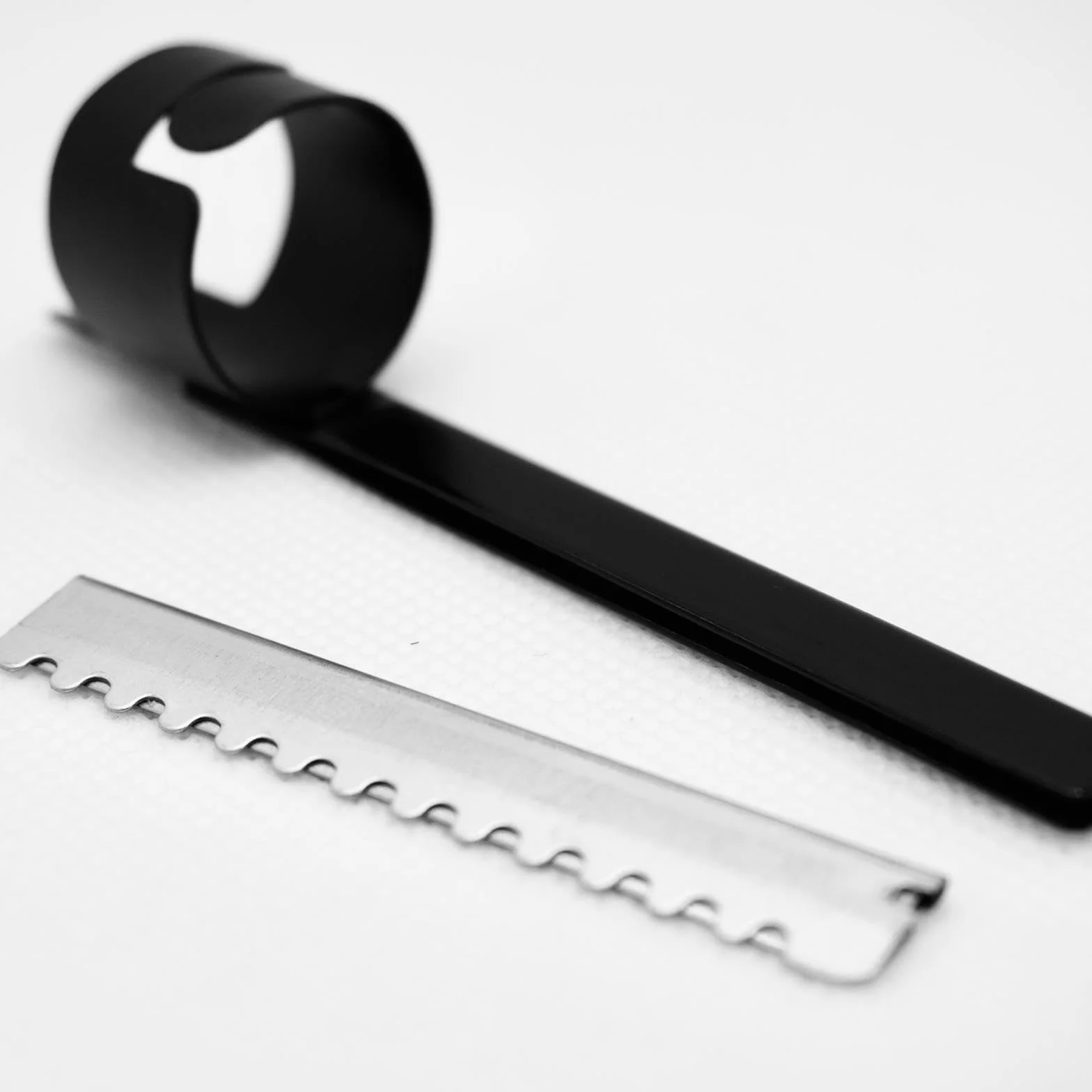 Générique SPACE ONE Finger Razor - Przenośny nóż do strzyżenia włosów i brody do cięcia i przerzedzania - wysokiej jakości brzytwa pierścień na palec ze stali nierdzewnej