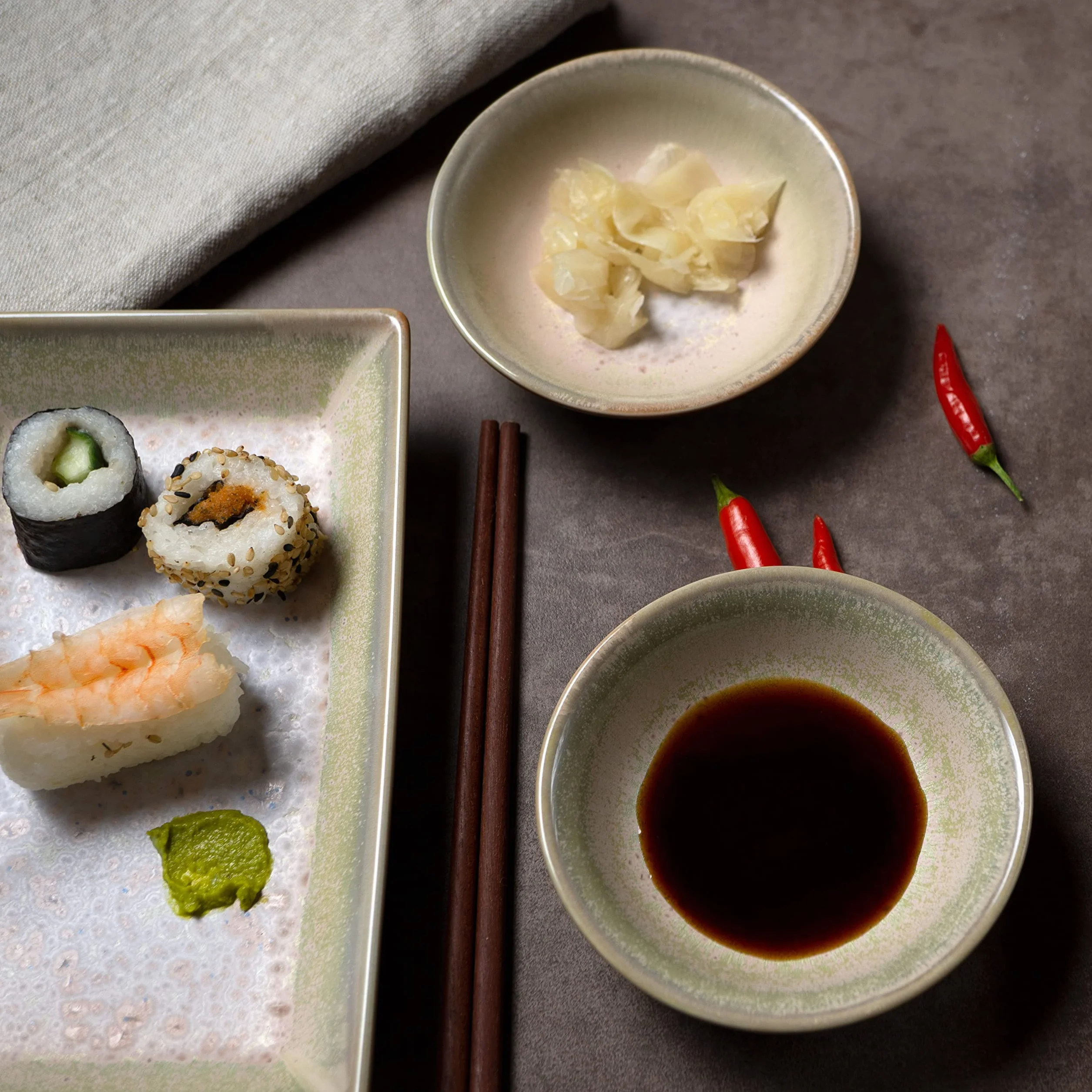 Moritz & Moritz 4-częściowy zestaw naczyń do sushi dla 2 osób – zestaw do serwowania sushi z 2 talerzami do sushi i 2 miseczkami do dipów – beżowo-fioletowy z reaktywną glazurą