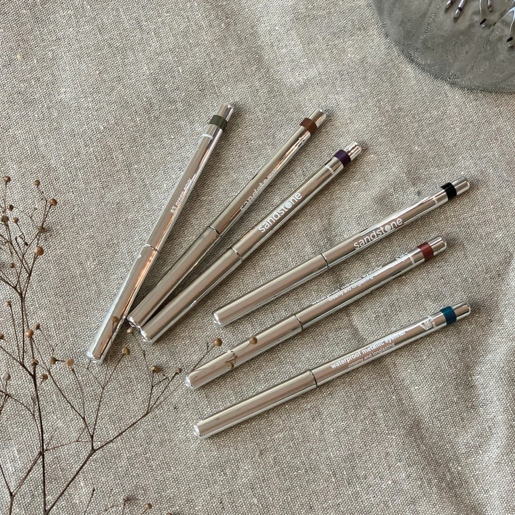 Sandstone Scandinavia hipoalergiczna wodoodporna kredka do oczu | Metaliczny eyeliner bez perfum | Wegańska i nietestowana na zwierzętach kredka do oczu (Grey Stone)