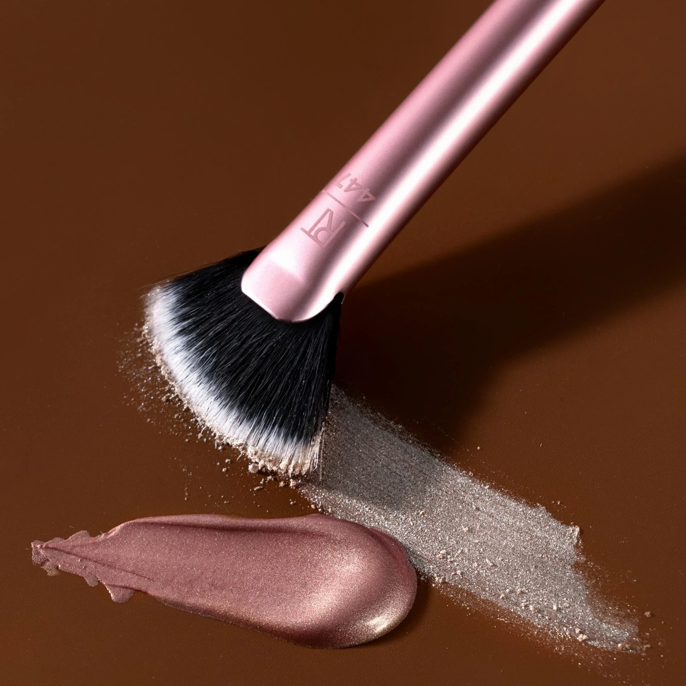 REAL TECHNIQUES Pędzel wachlarzowy Sheer Radiance, do zakreślaczy i proszków, 1 opakowanie