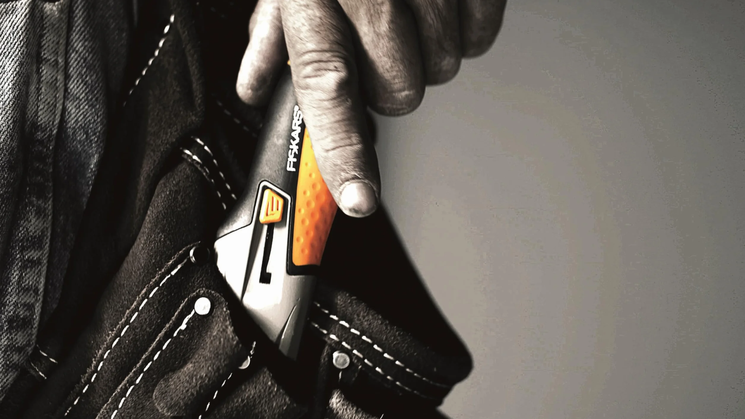 Fiskars Nóż uniwersalny z wysuwanym ostrzem, Długość 17,7 cm, Stal nierdzewna/ tworzywo, czarny/ pomarańczowy, CarbonMax, 1027223