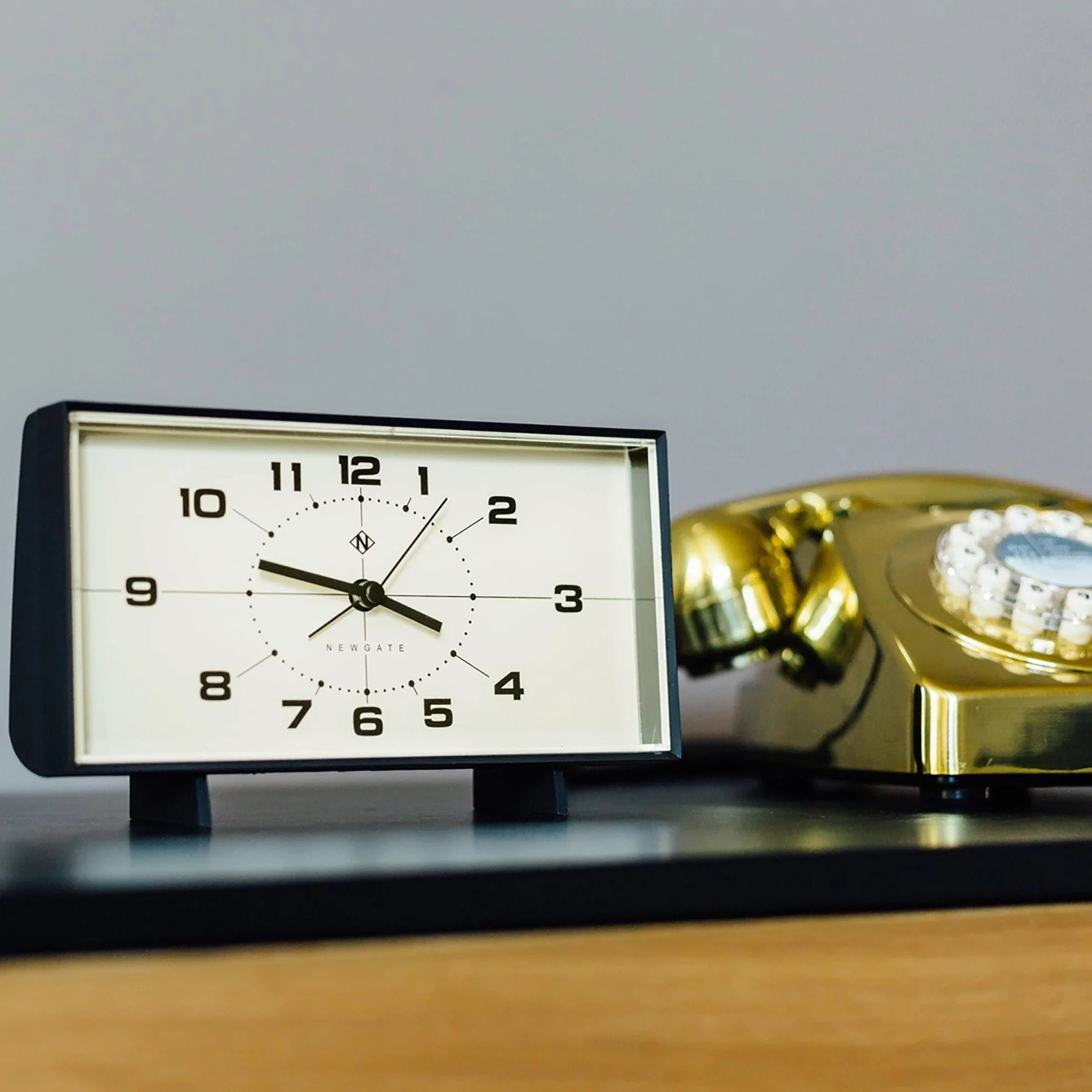 NEWGATE Budzik Wideboy | Prostokątny design retro | Czarny | Tarcza z połowy wieku | Idealny do łóżka, biurka, kominka lub półki | Retro sypialnia i akcesoria biurowe